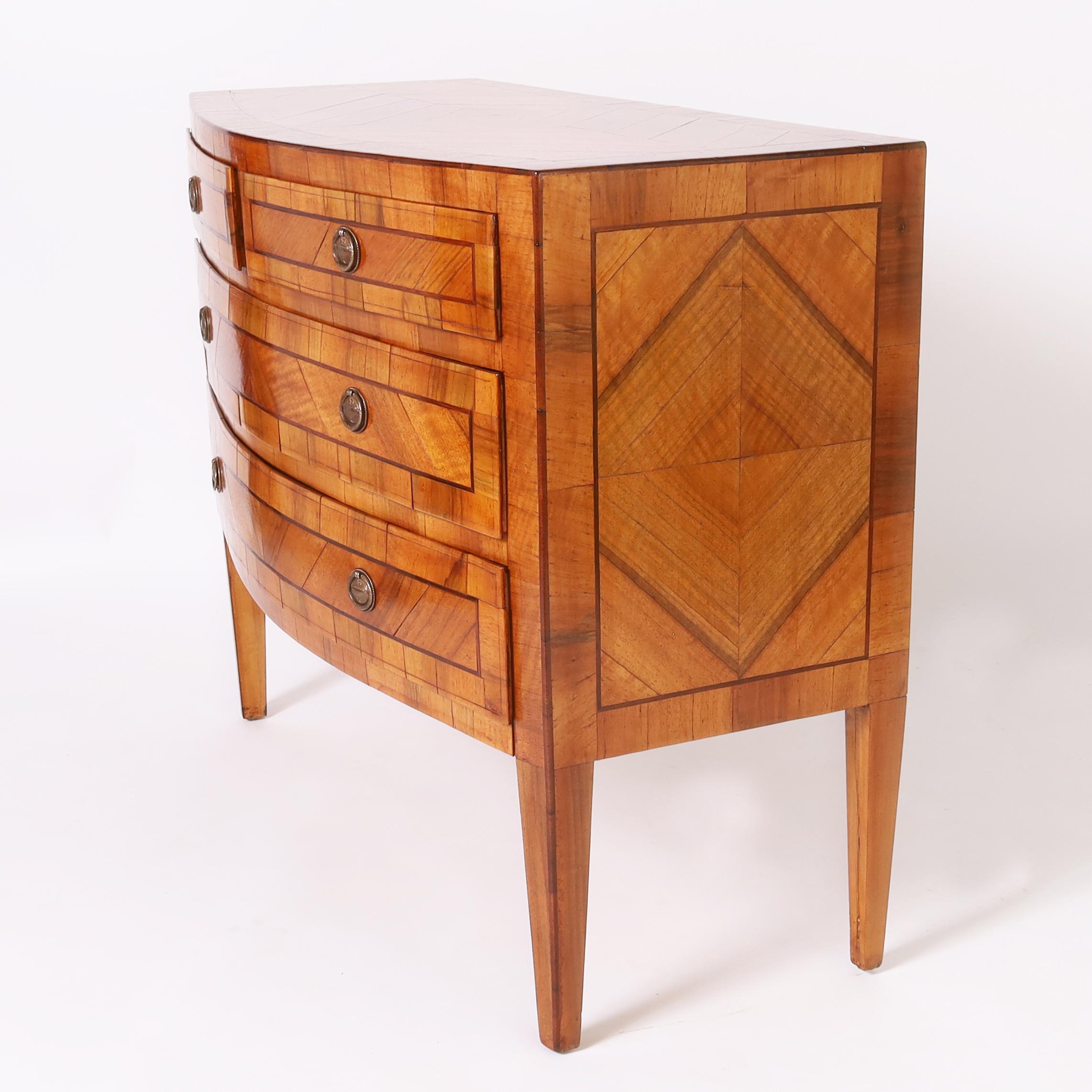 Italiano Antica commode o cassettiera neoclassica in noce continentale in vendita