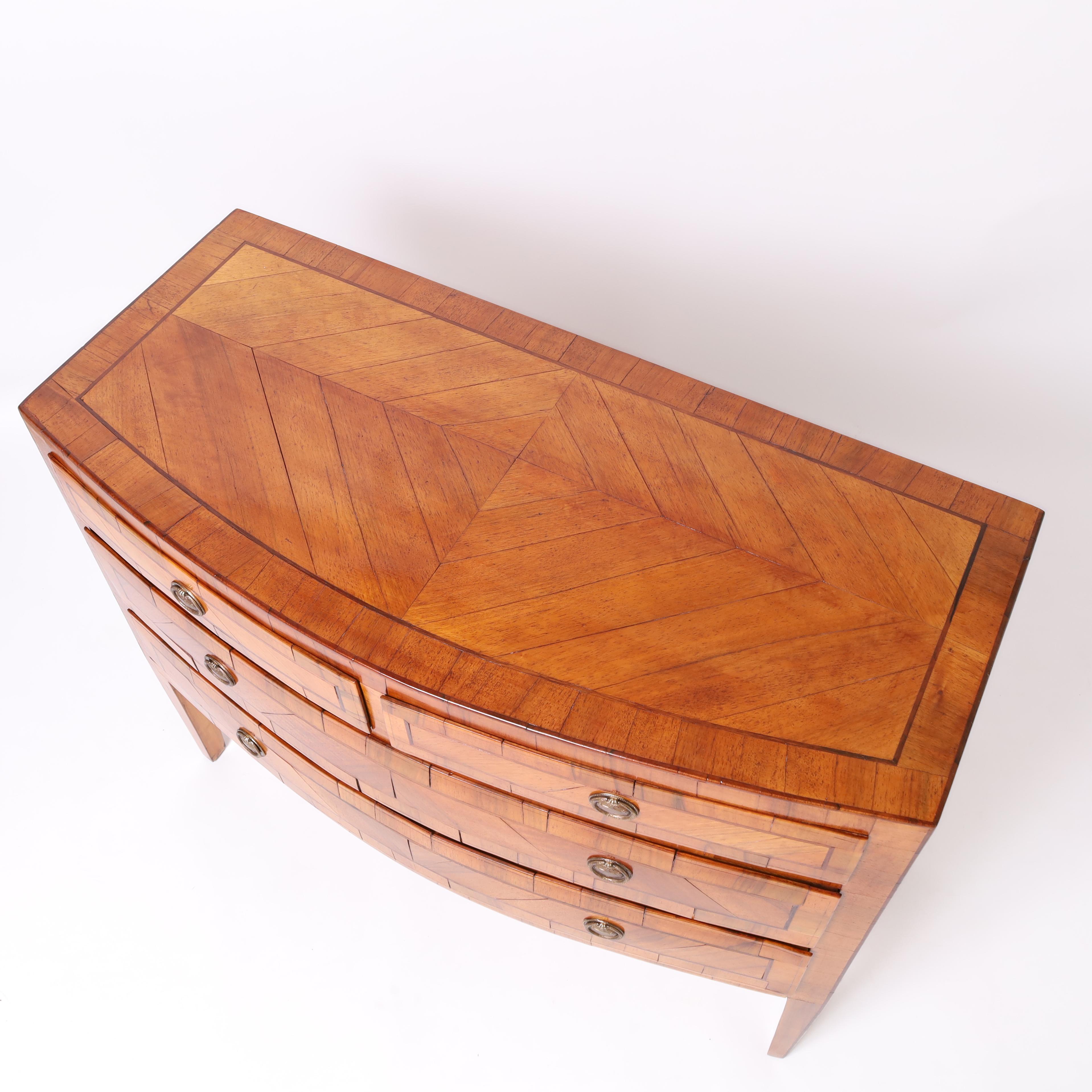Fatto a mano Antica commode o cassettiera neoclassica in noce continentale in vendita