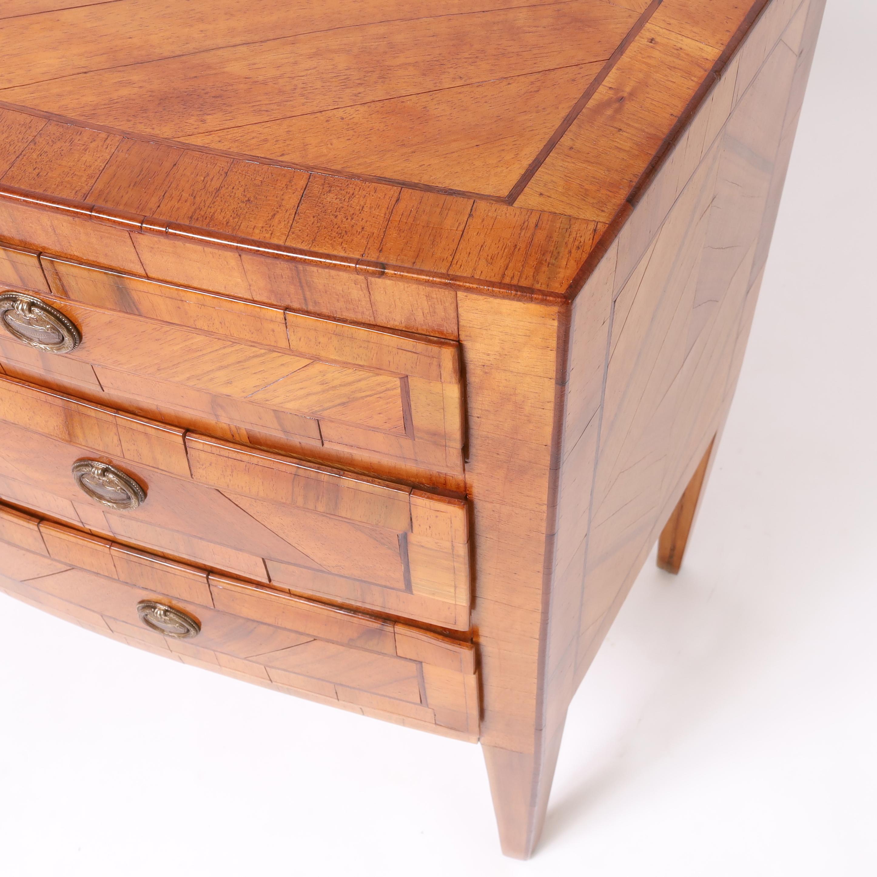 Antica commode o cassettiera neoclassica in noce continentale In condizioni buone in vendita a Palm Beach, FL