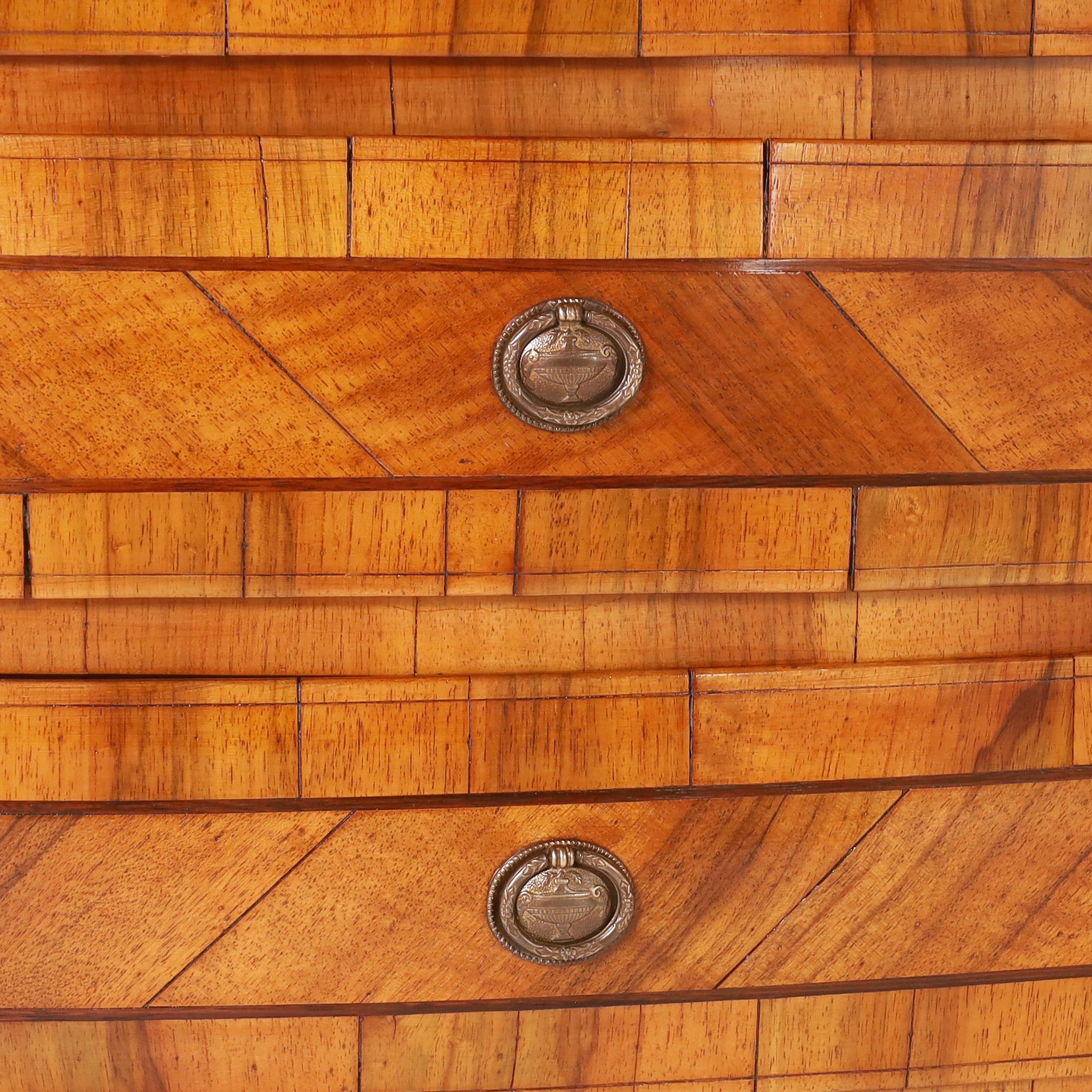 Noce Antica commode o cassettiera neoclassica in noce continentale in vendita