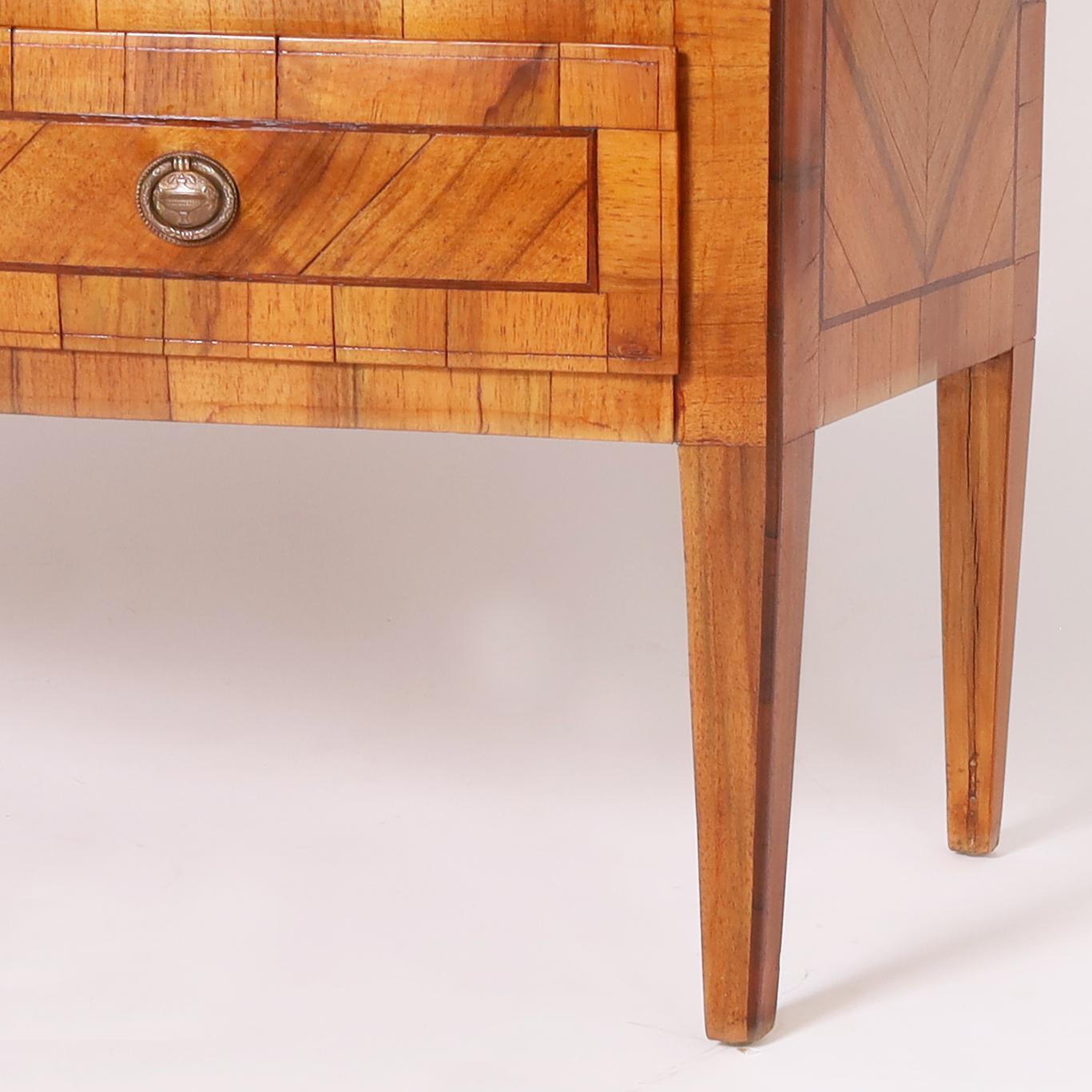 Antica commode o cassettiera neoclassica in noce continentale in vendita 1