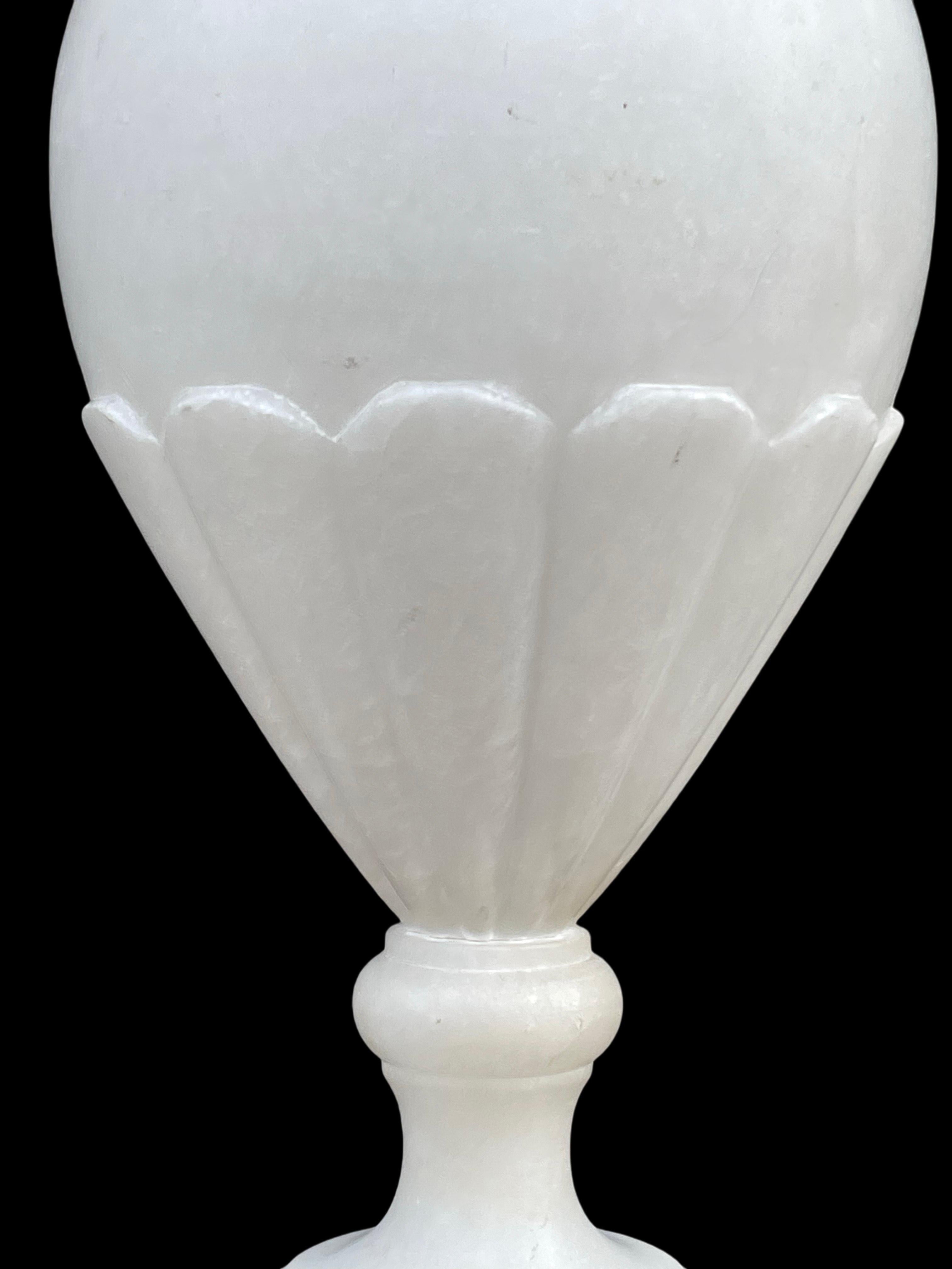 Lampe de table néoclassique ancienne en forme d'urne en albâtre. État moyen - En vente à London, GB