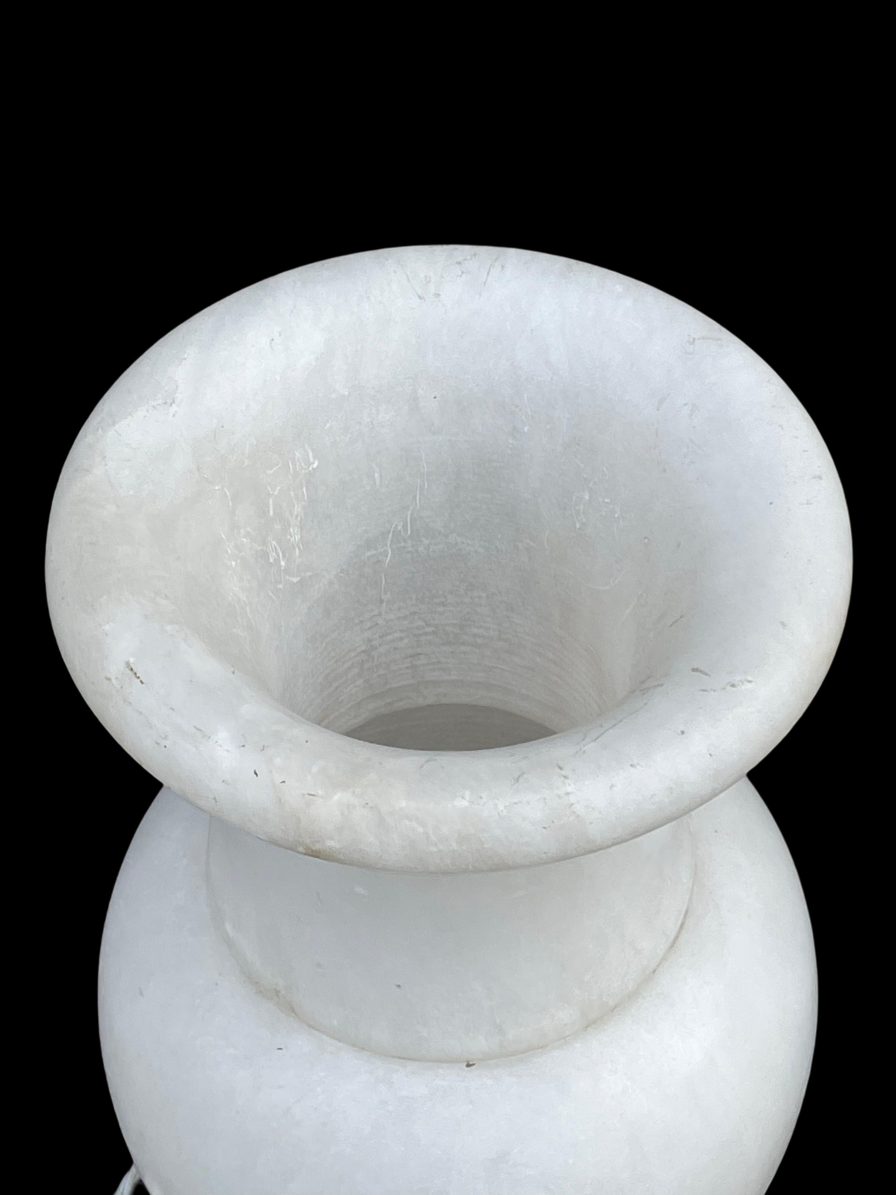 Début du 20ème siècle Lampe de table néoclassique ancienne en forme d'urne en albâtre. en vente