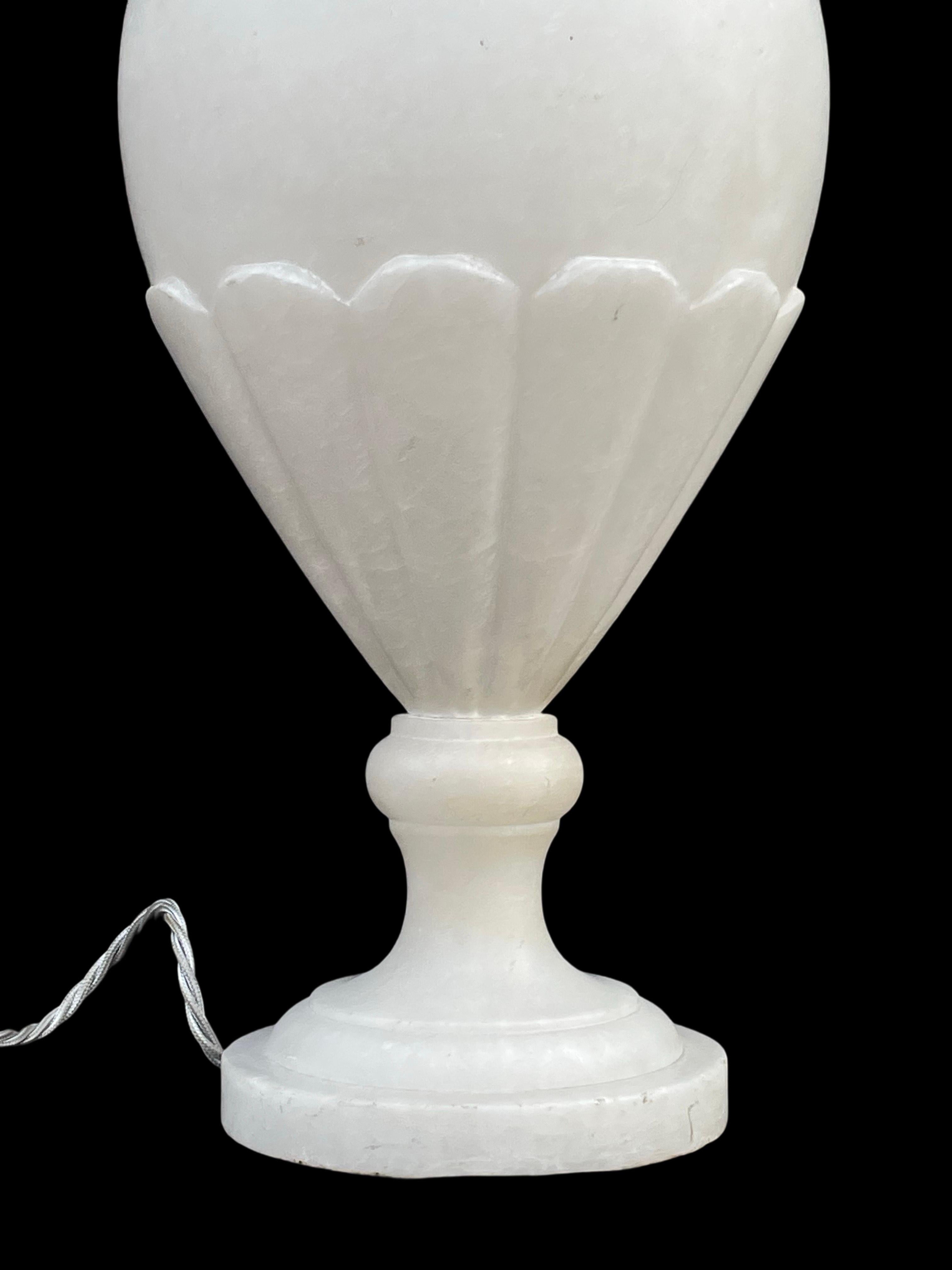 Albâtre Lampe de table néoclassique ancienne en forme d'urne en albâtre. en vente