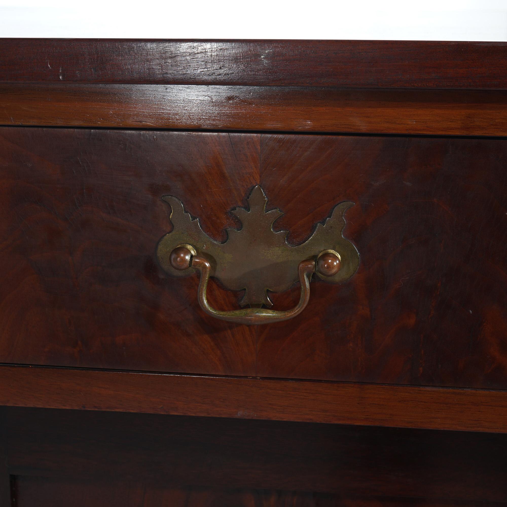 Antico stand neoclassico americano Impero Foliato intagliato a fiamma in mogano c1900 in vendita 4