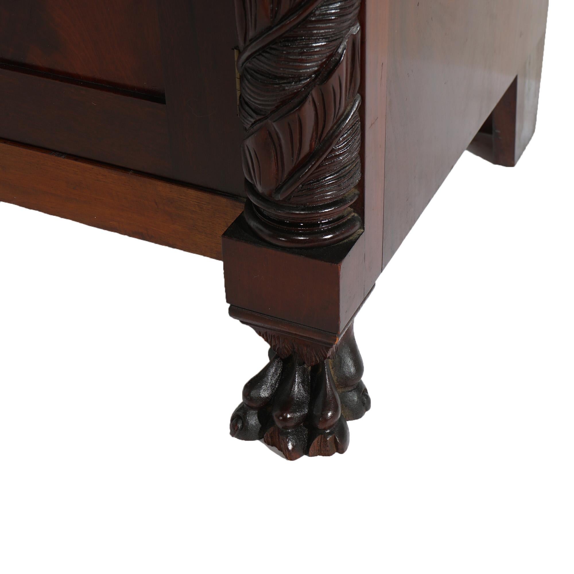 Antico stand neoclassico americano Impero Foliato intagliato a fiamma in mogano c1900 in vendita 1
