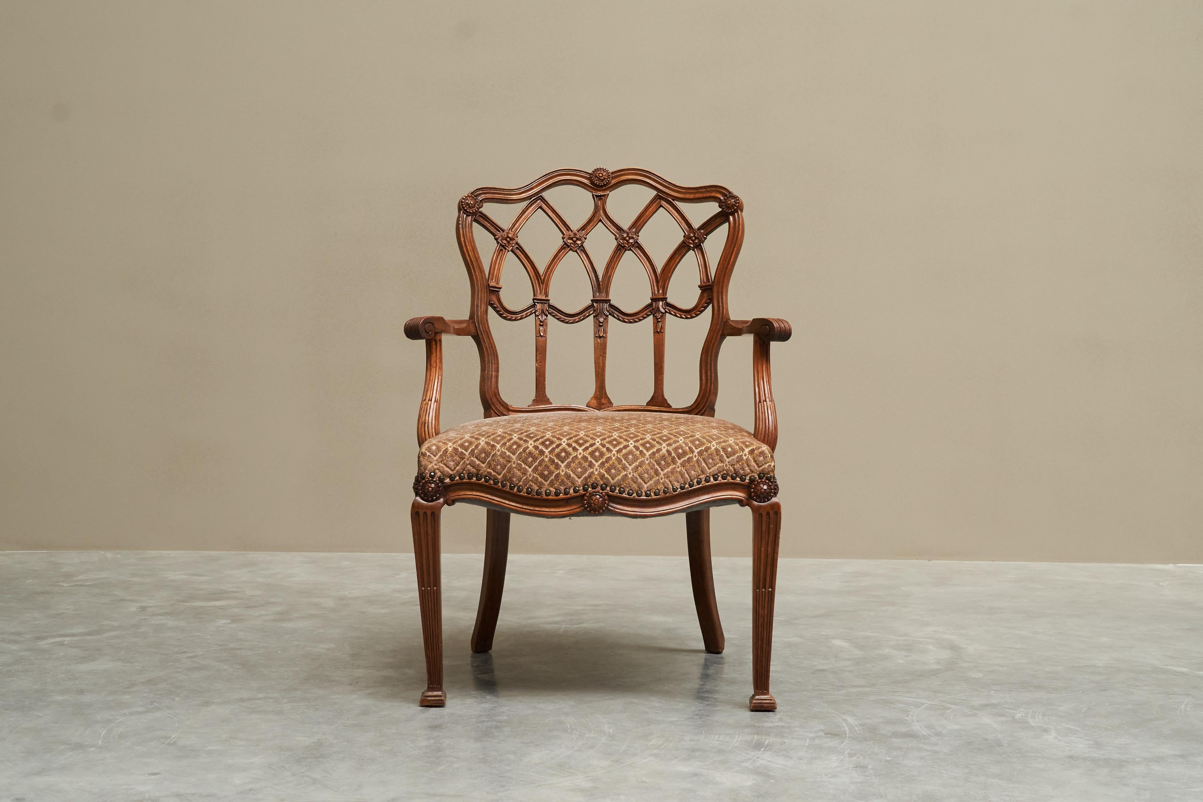 Antiguo Sillón Neoclásico de Madera y Terciopelo, Europa, Siglo XIX.

Se trata de un maravilloso sillón antiguo de marcado estilo neoclásico. Aspecto majestuoso con detalles elegantes como el respaldo tallado, los brazos esculturales, la tapicería