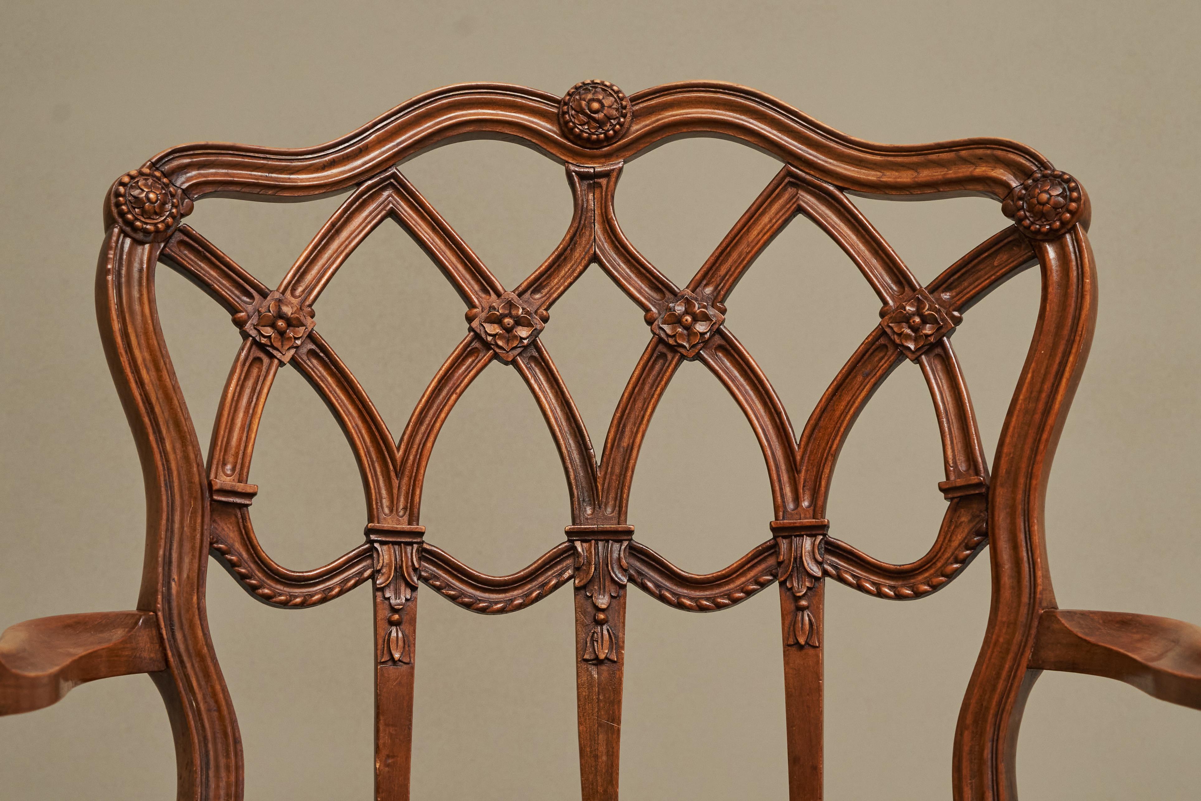 Antiguo Sillón Neoclásico de Madera y Terciopelo Finales del Siglo XIX Europeo en venta
