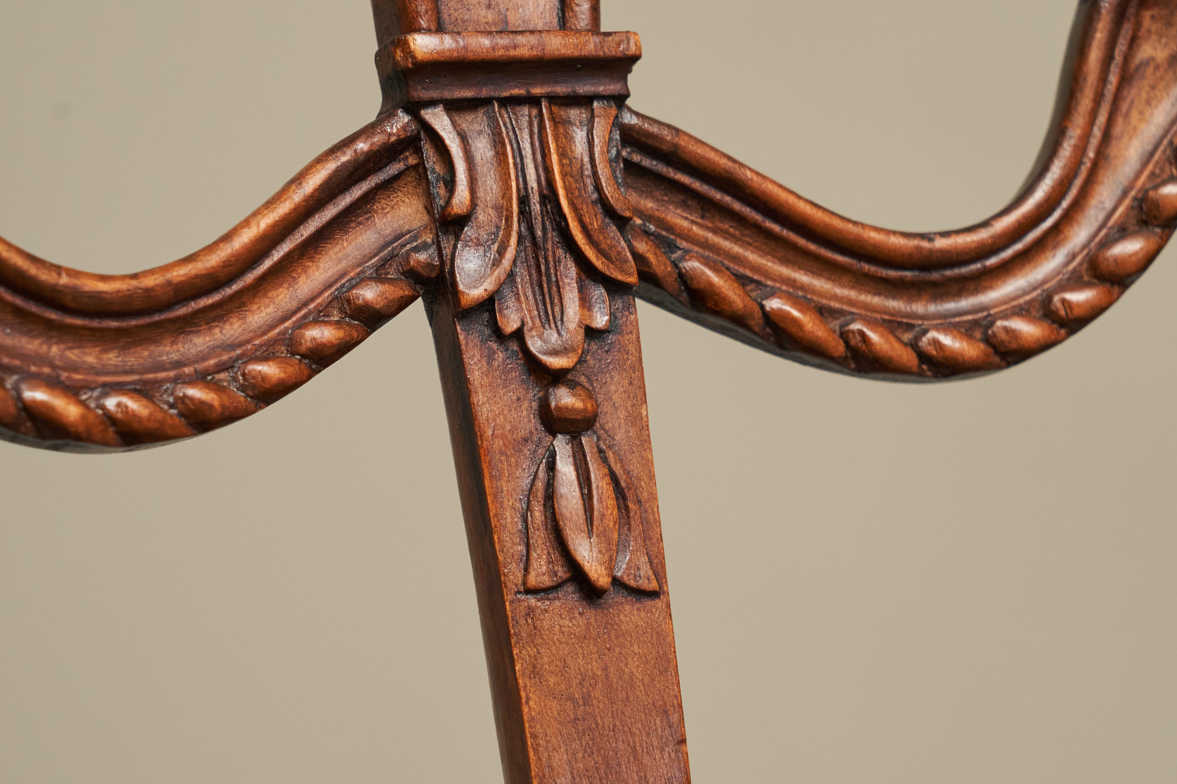 Antiguo Sillón Neoclásico de Madera y Terciopelo Finales del Siglo XIX en venta 1