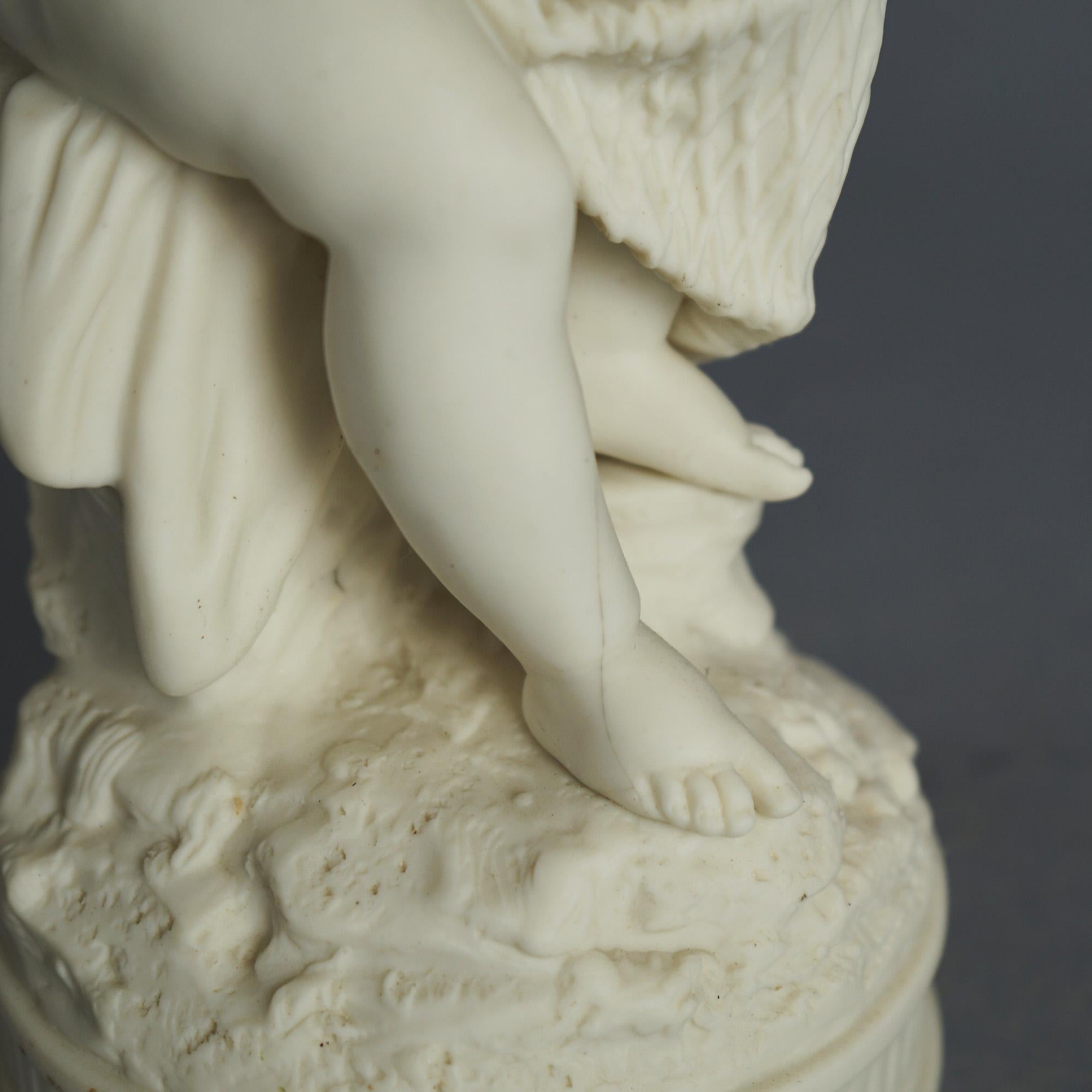 Antigua figura neoclásica de porcelana bisqueada de un querubín C1850 en venta 3