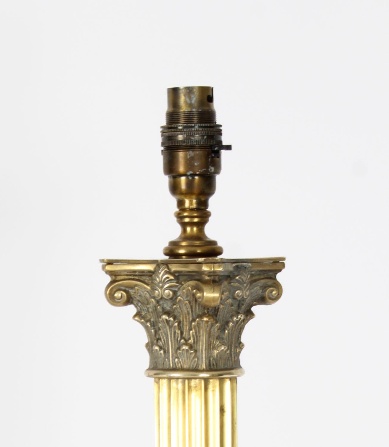 This is a highly attractive Neoclassical design antique Victorian Corinthian column brass floor standard lamp now converted to electricity, circa 1890 in date.

This splendid lamp features a distinguished Corinthian capital over the reeded column
