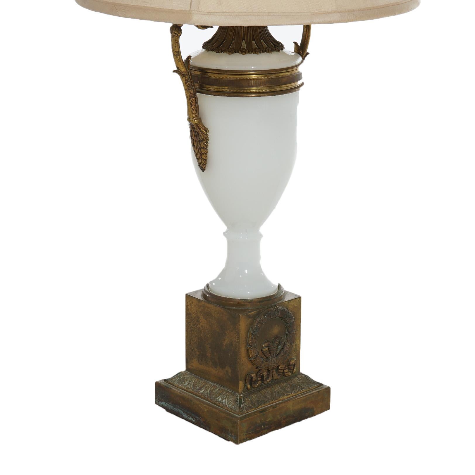 Lampe de bureau néoclassique ancienne en forme d'urne en bronze et verre opalin C1920 en vente 4