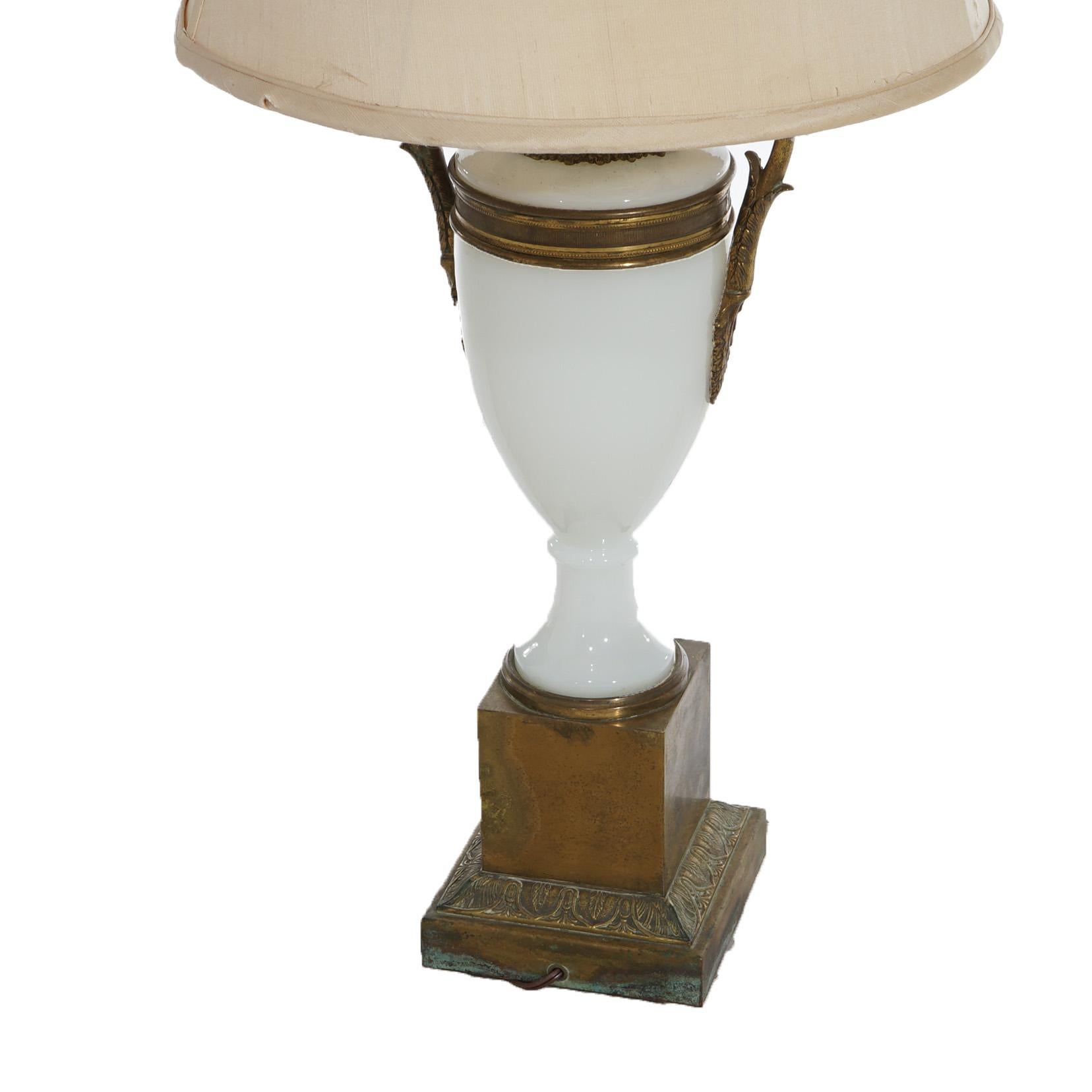 Lampe de bureau néoclassique ancienne en forme d'urne en bronze et verre opalin C1920 en vente 6