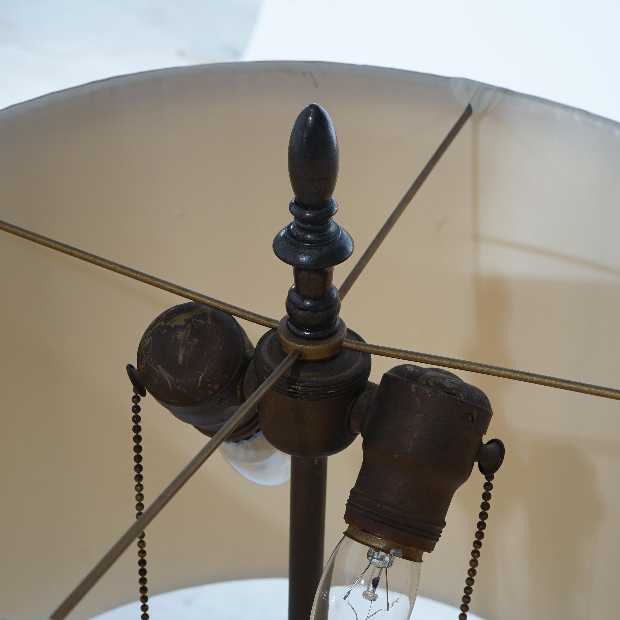 Lampe de bureau néoclassique ancienne en forme d'urne en bronze et verre opalin C1920 en vente 7