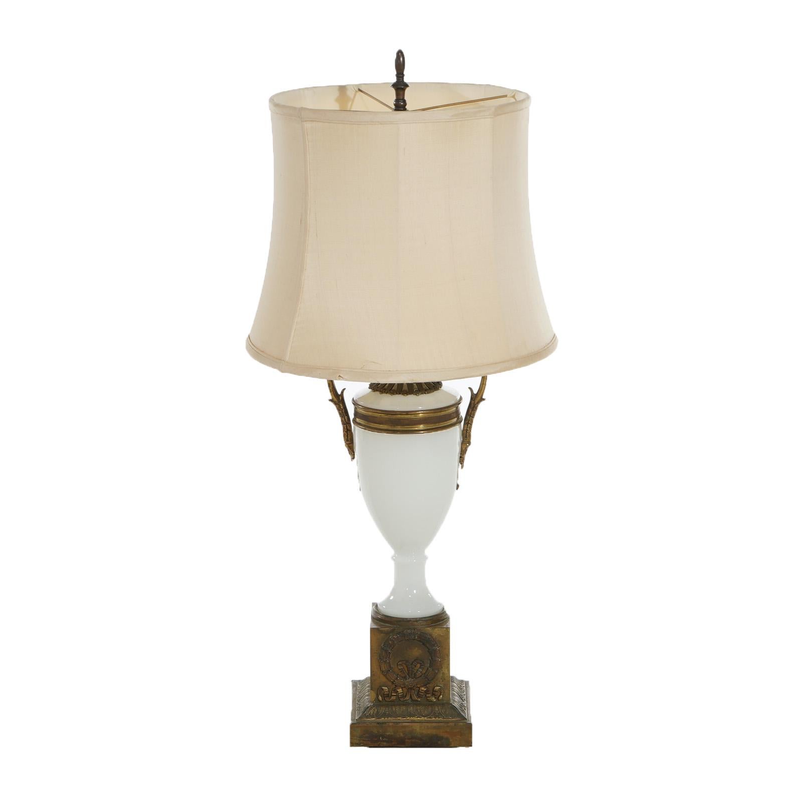 Lampe de table néoclassique ancienne en bronze et verre opalin en forme d'urne à double douille C1920

Mesures - 37,5 