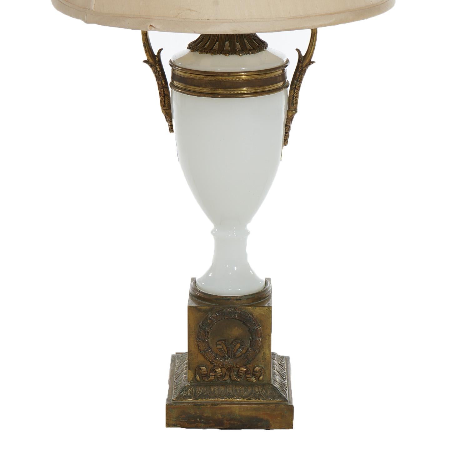 Américain Lampe de bureau néoclassique ancienne en forme d'urne en bronze et verre opalin C1920 en vente
