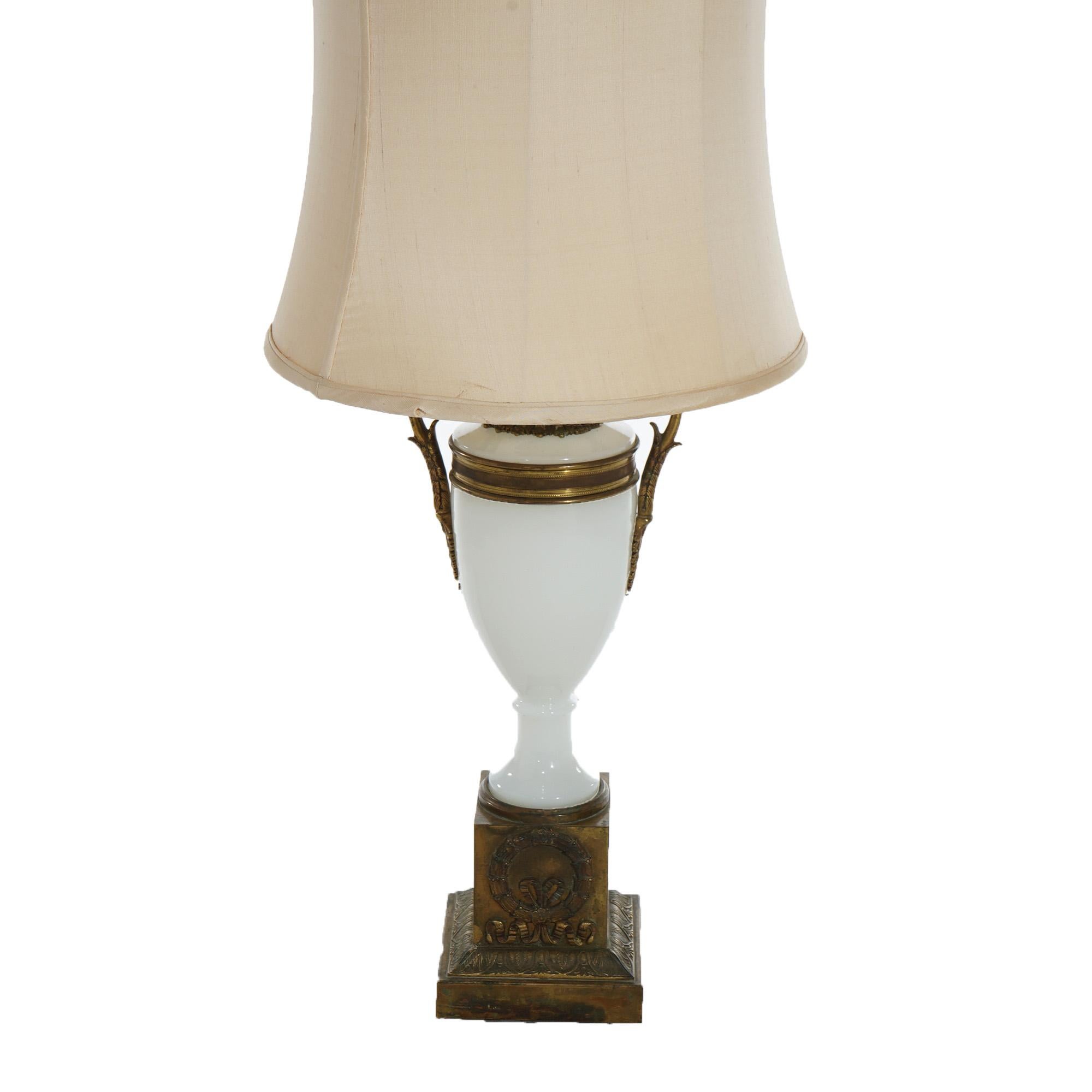 Lampe de bureau néoclassique ancienne en forme d'urne en bronze et verre opalin C1920 Bon état - En vente à Big Flats, NY