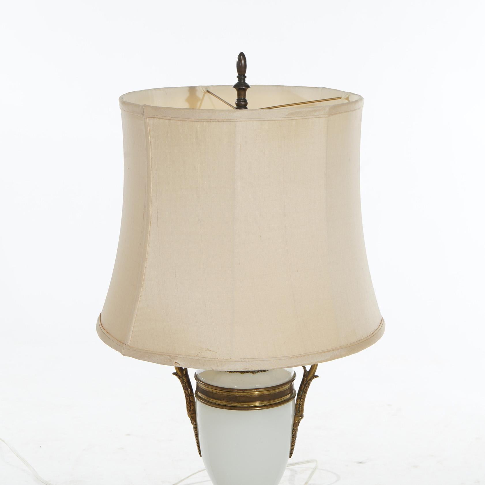 20ième siècle Lampe de bureau néoclassique ancienne en forme d'urne en bronze et verre opalin C1920 en vente