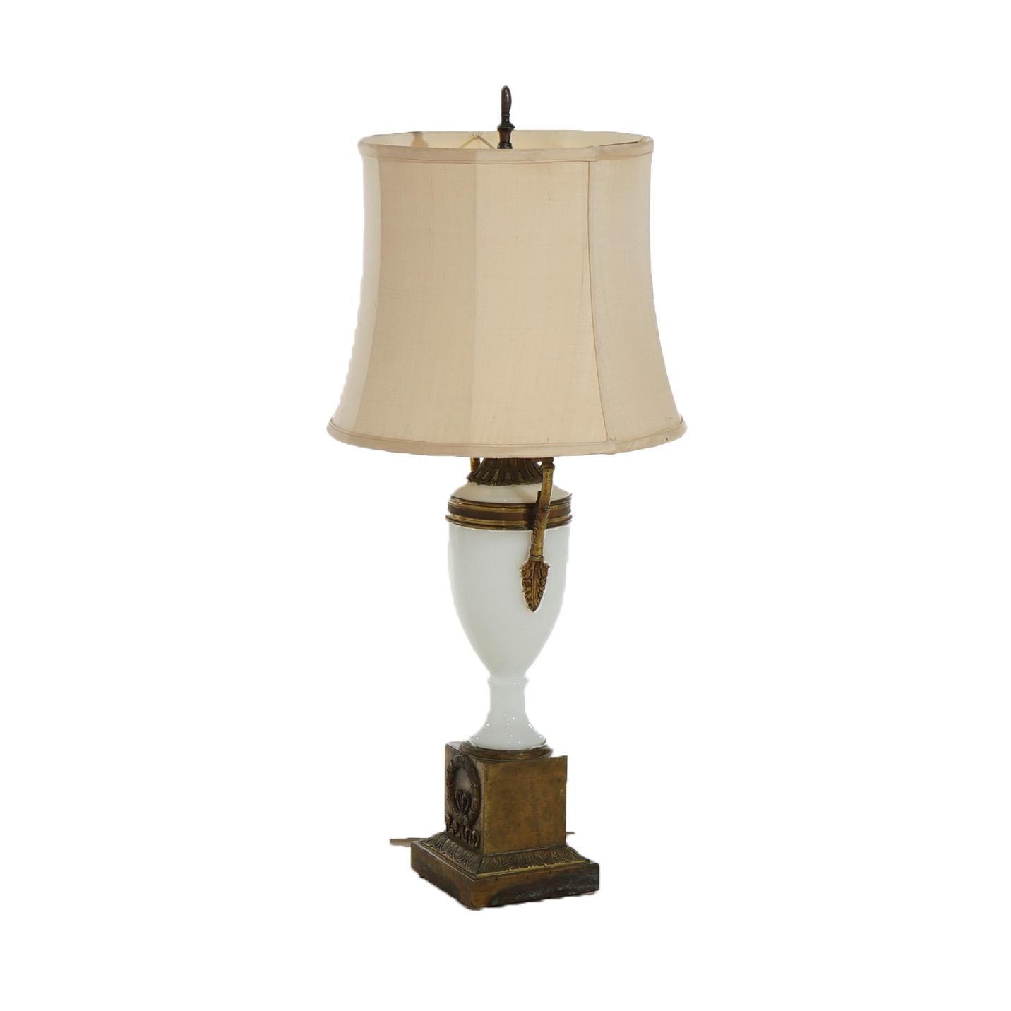 Laiton Lampe de bureau néoclassique ancienne en forme d'urne en bronze et verre opalin C1920 en vente