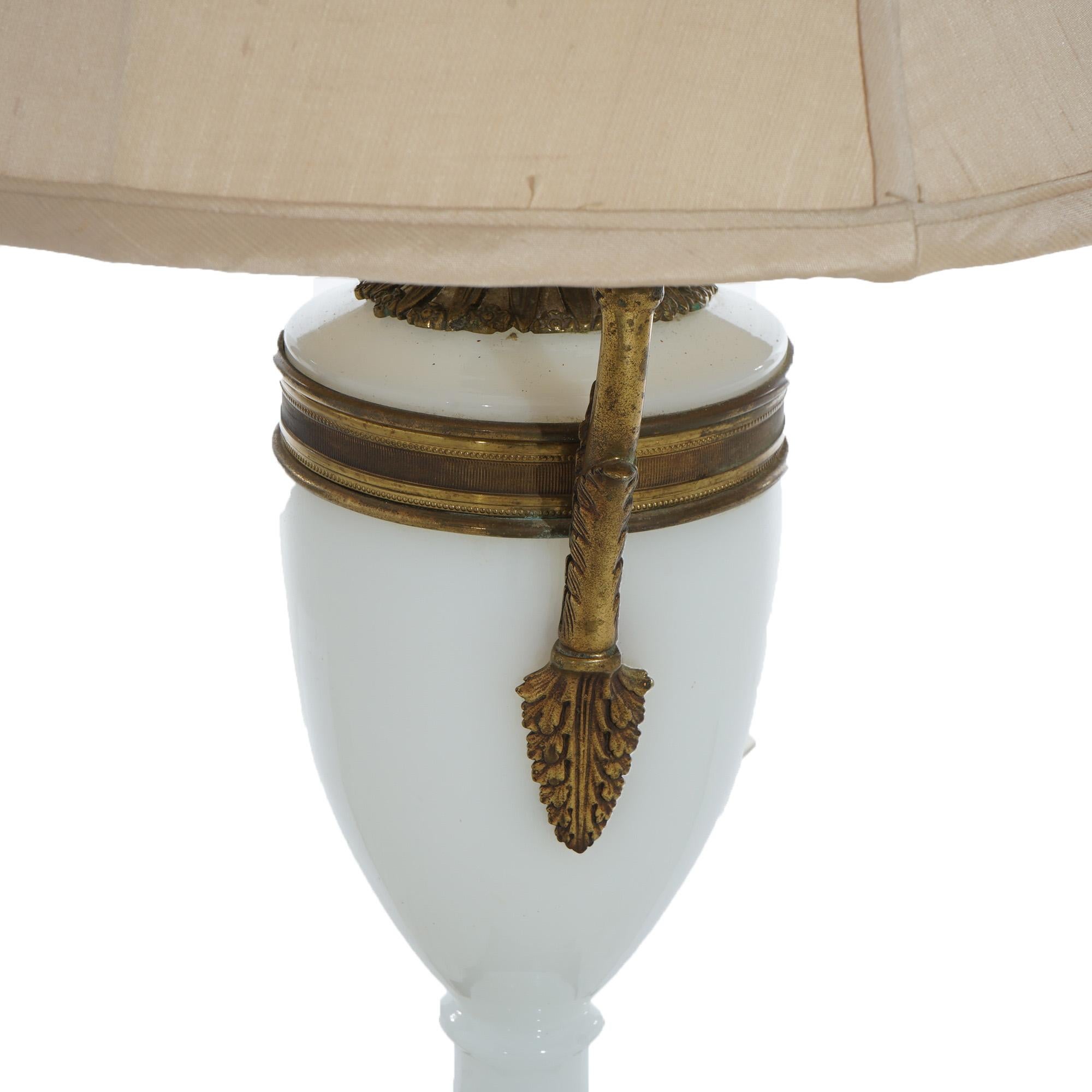 Lampe de bureau néoclassique ancienne en forme d'urne en bronze et verre opalin C1920 en vente 1