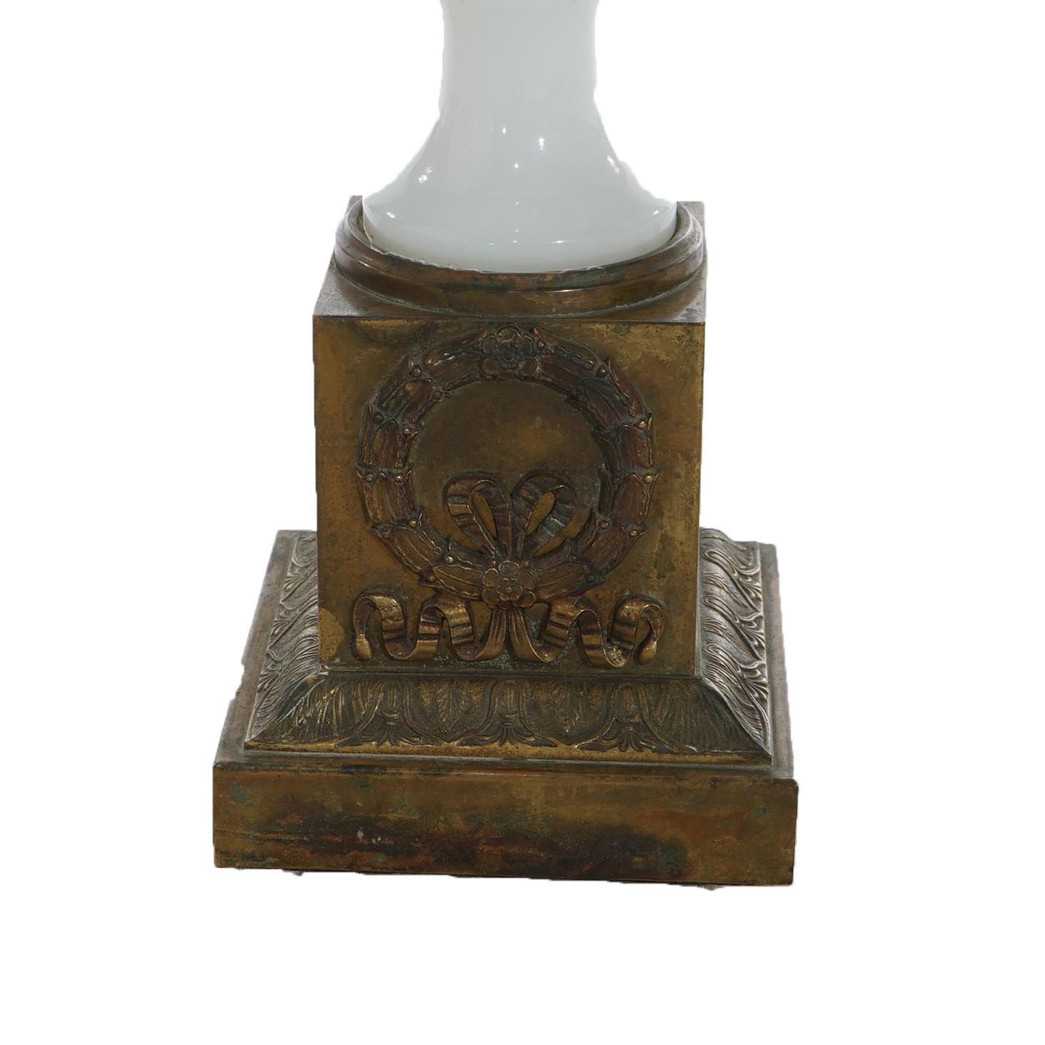 Lampe de bureau néoclassique ancienne en forme d'urne en bronze et verre opalin C1920 en vente 2
