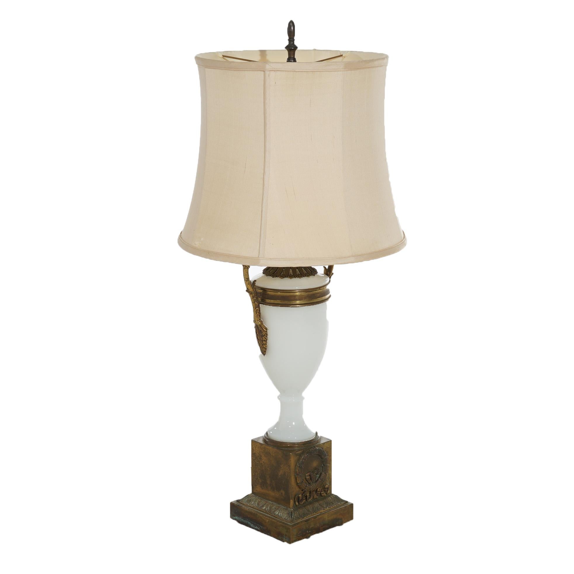 Lampe de bureau néoclassique ancienne en forme d'urne en bronze et verre opalin C1920 en vente 3