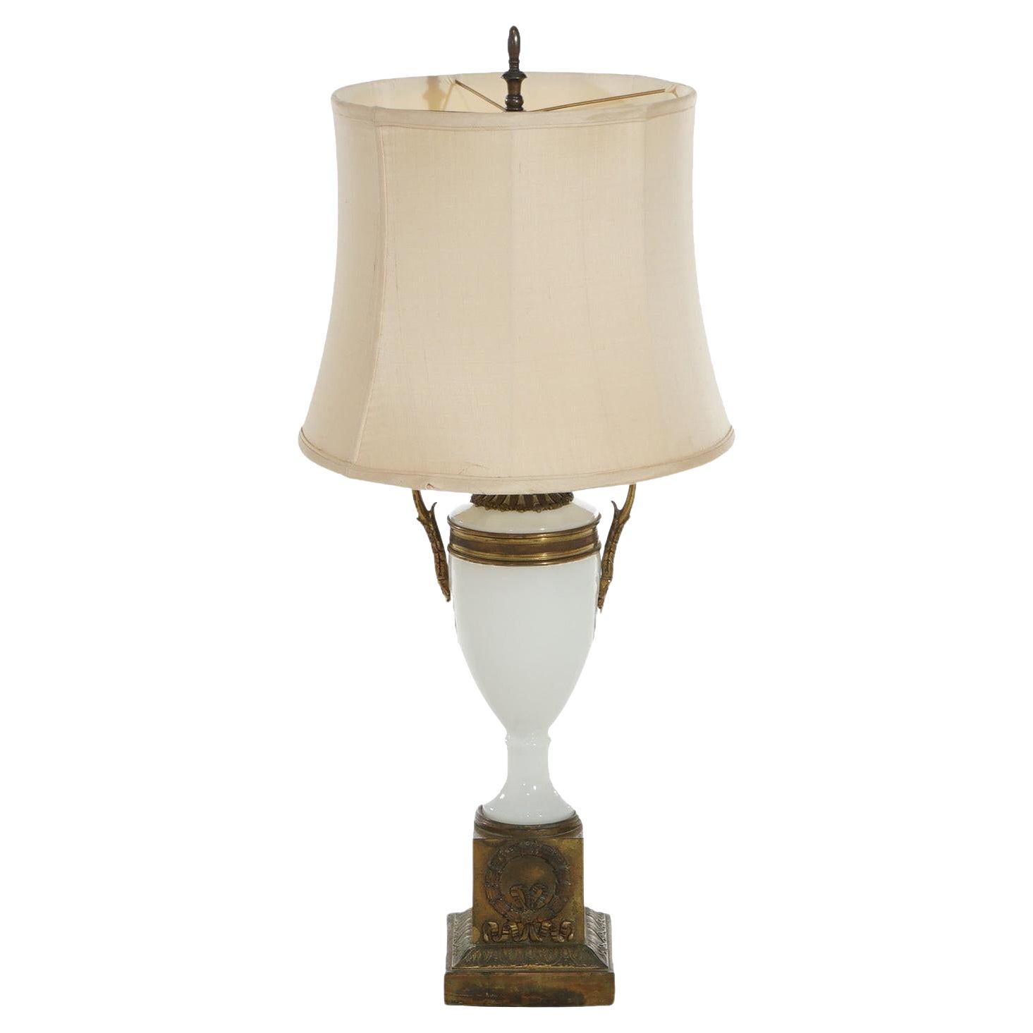 Lampe de bureau néoclassique ancienne en forme d'urne en bronze et verre opalin C1920