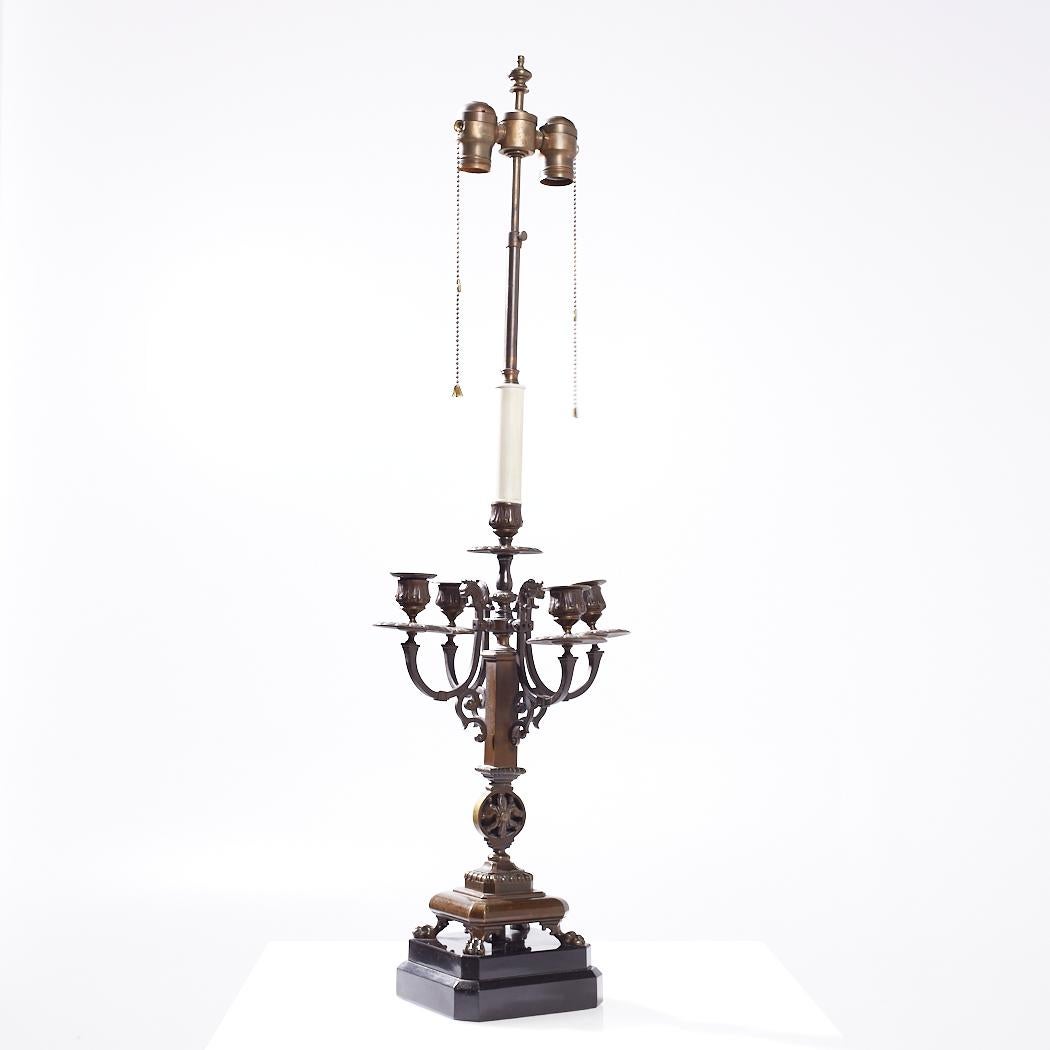Antike neoklassizistische Bronze-Kandelaberlampen aus Bronze – Paar im Zustand „Gut“ im Angebot in Countryside, IL