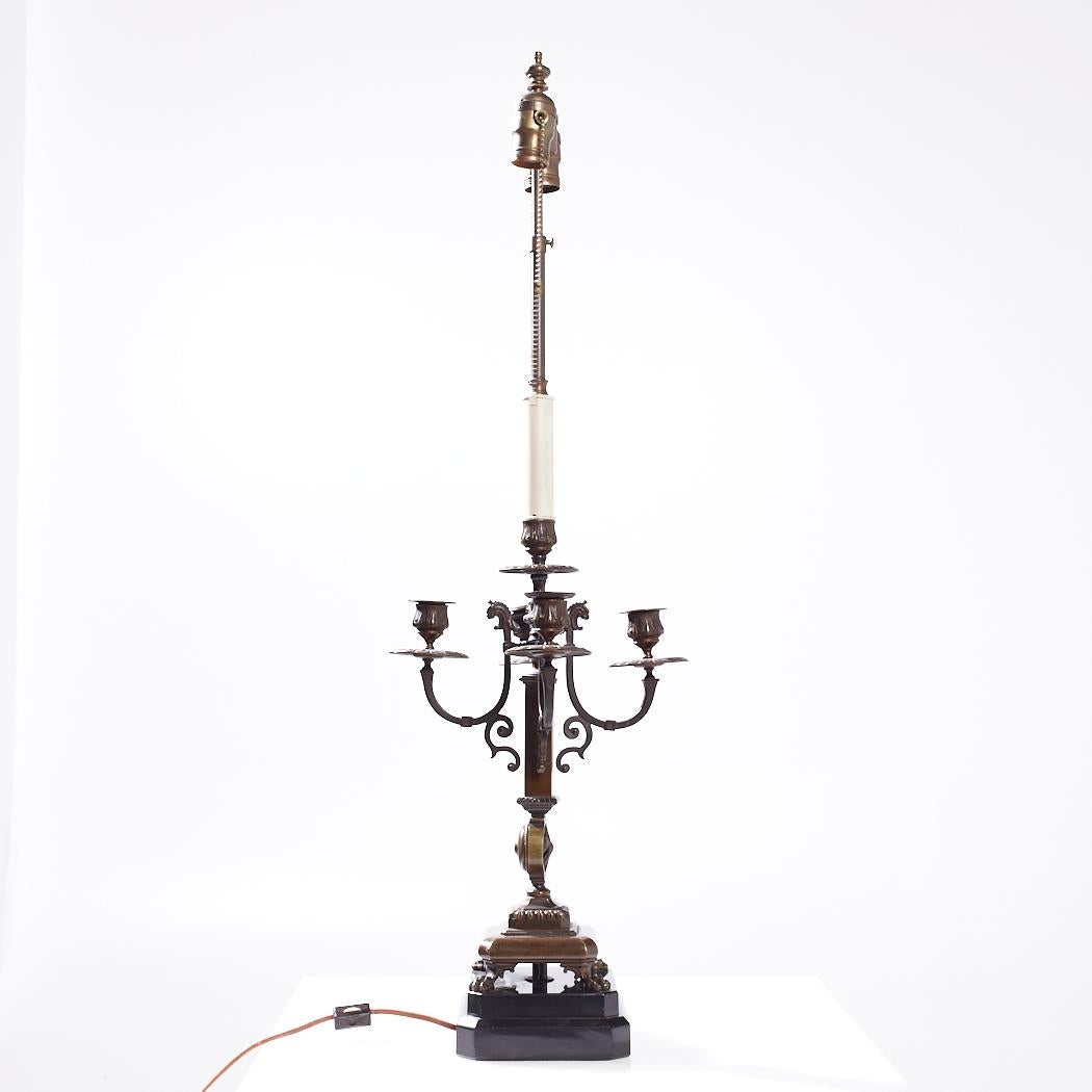 Antike neoklassizistische Bronze-Kandelaberlampen aus Bronze – Paar im Angebot 2