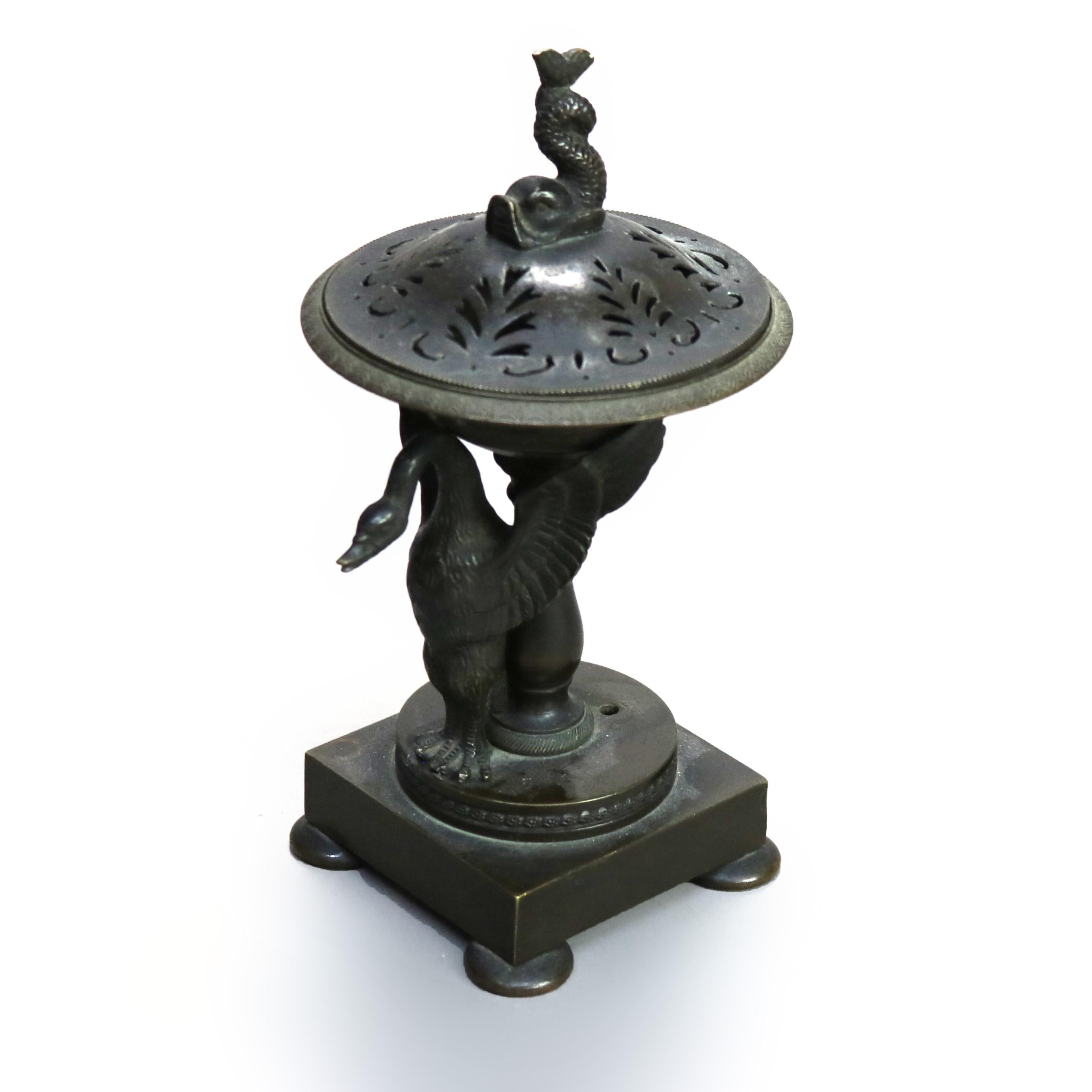Asiatico Antico sensore figurato in bronzo neoclassico con delfino e cigno C1890 in vendita
