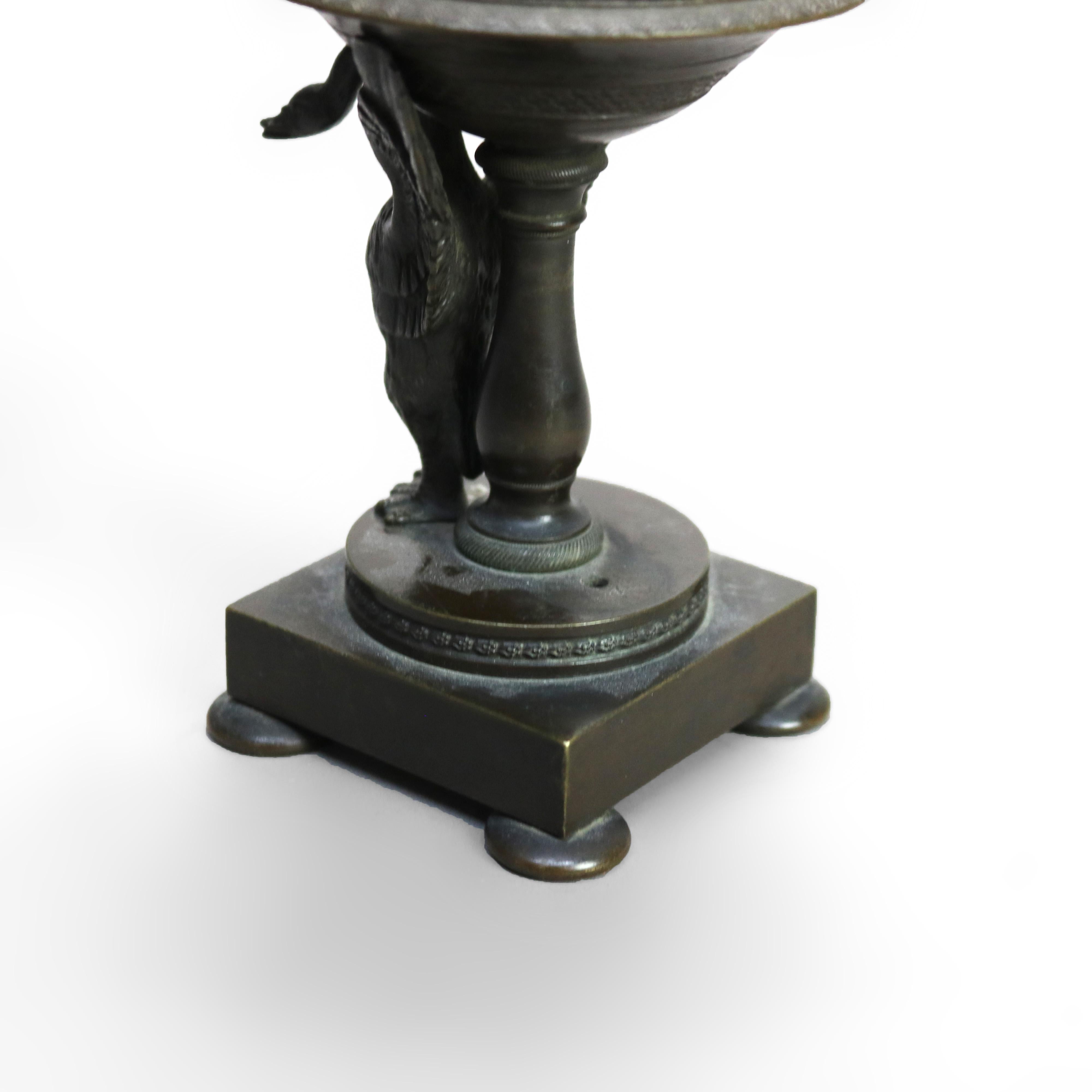 Bronzo Antico sensore figurato in bronzo neoclassico con delfino e cigno C1890 in vendita