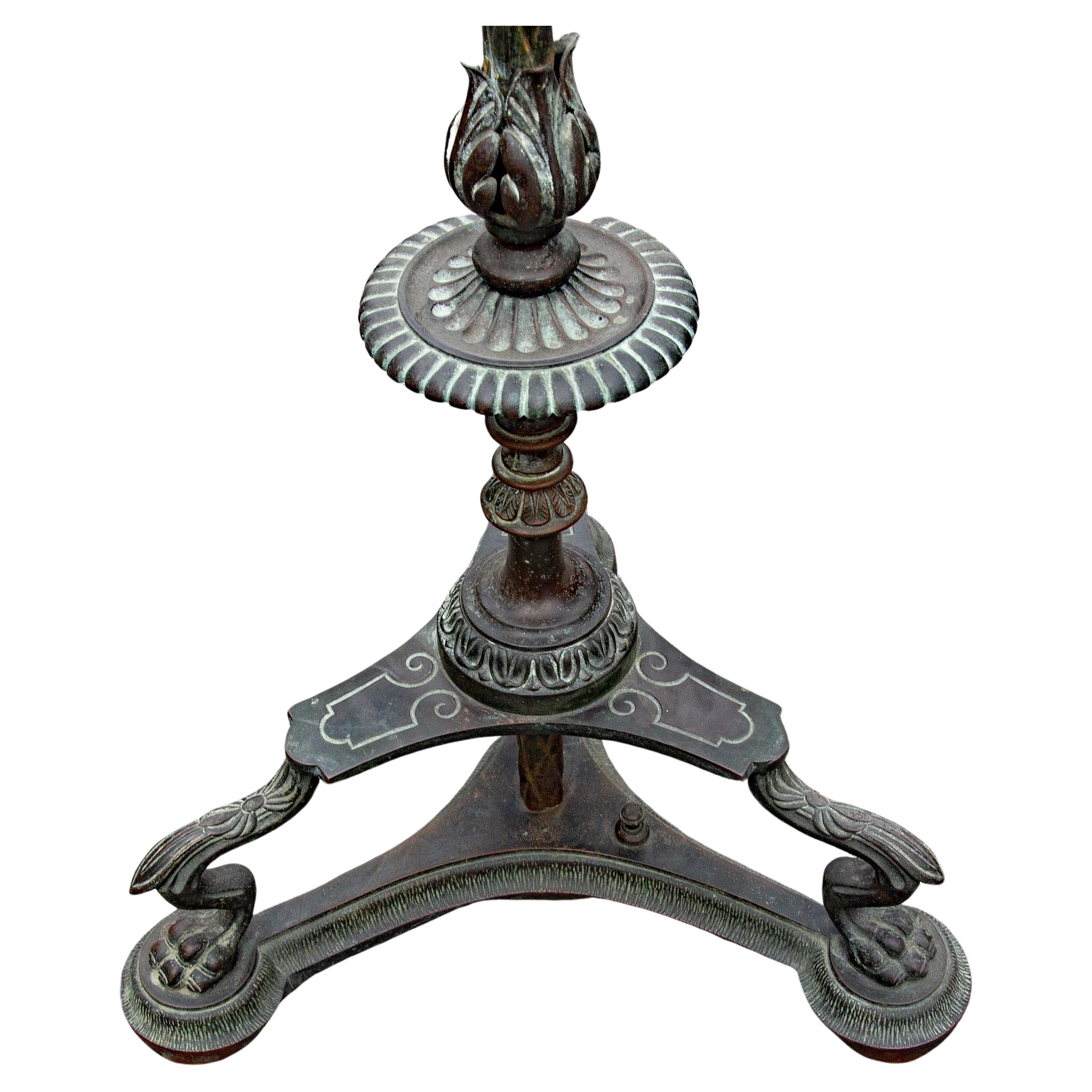 Neoklassizistische Stehlampe aus patinierter Bronze. Gute Gussqualität. Anfang des 20. Jahrhunderts. Es muss neu verkabelt werden.