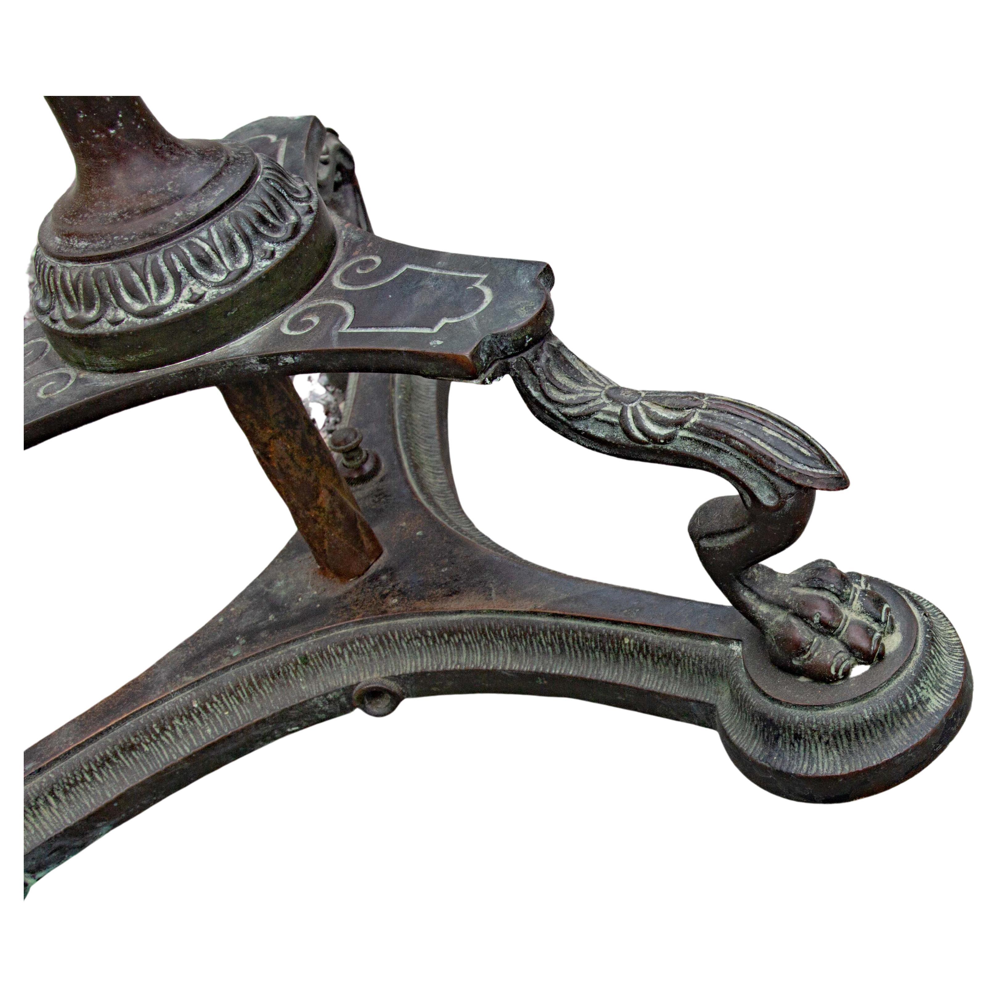 Antike Neoklassik  Bronze Stehleuchte (Neoklassisches Revival) im Angebot