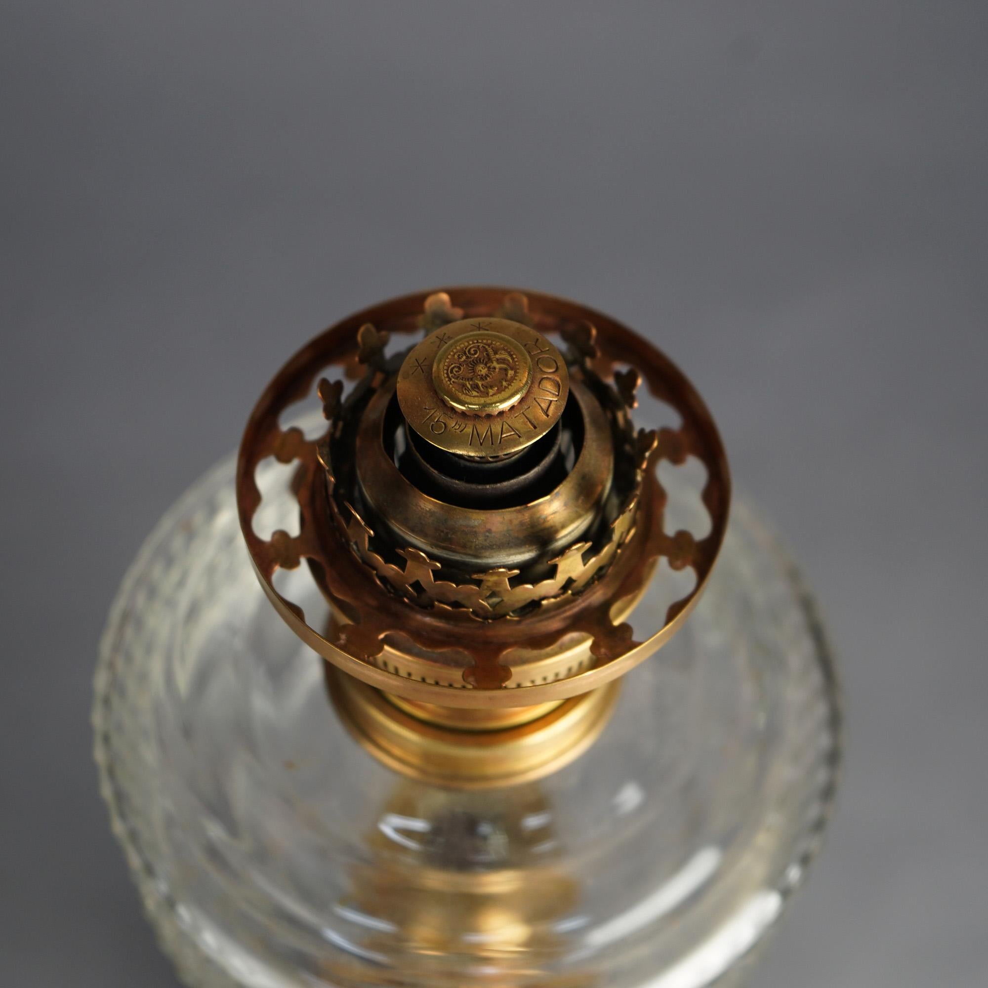 Lampe à huile néoclassique ancienne en bronze avec abat-jour en verre à volutes florales C1890 4