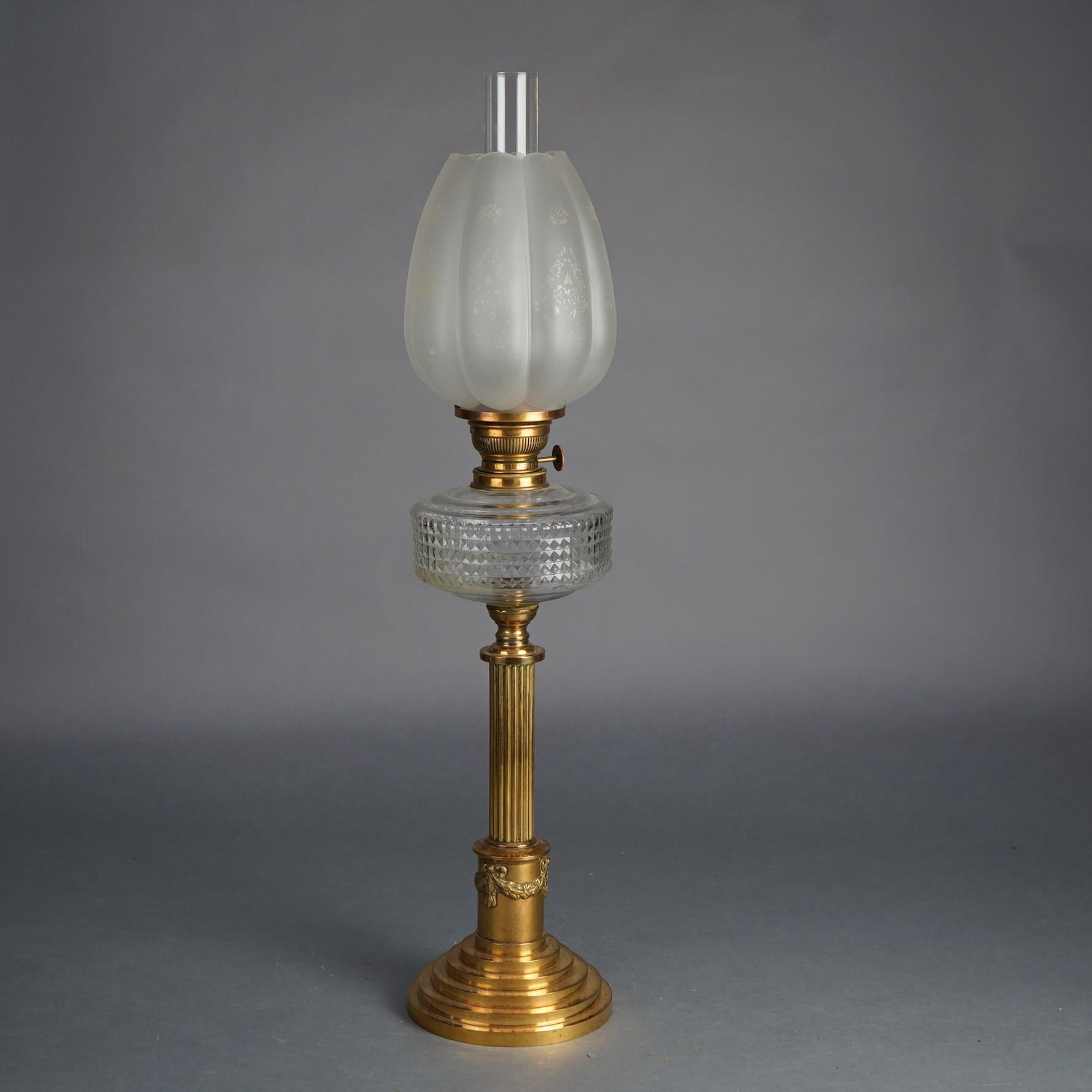 Antike neoklassizistische Öllampe aus Bronze mit kanneliertem und ausgestelltem Sockel, gepresstem Glasfont und floralem Riffelglasschirm C1890

Maße: 30''H x 6,75''B x 6,75''T