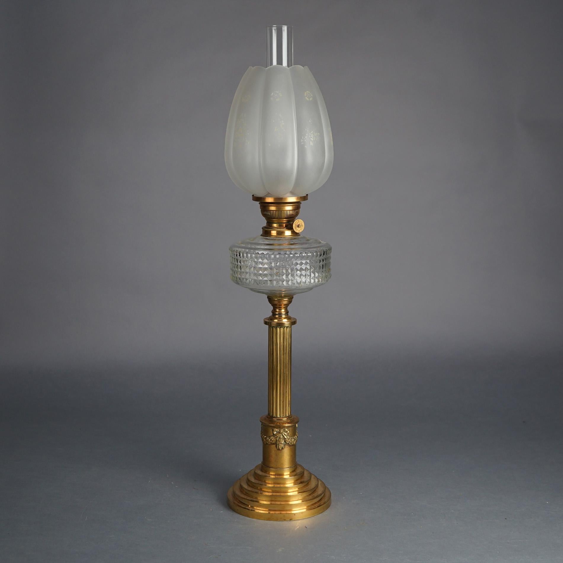 Néoclassique Lampe à huile néoclassique ancienne en bronze avec abat-jour en verre à volutes florales C1890