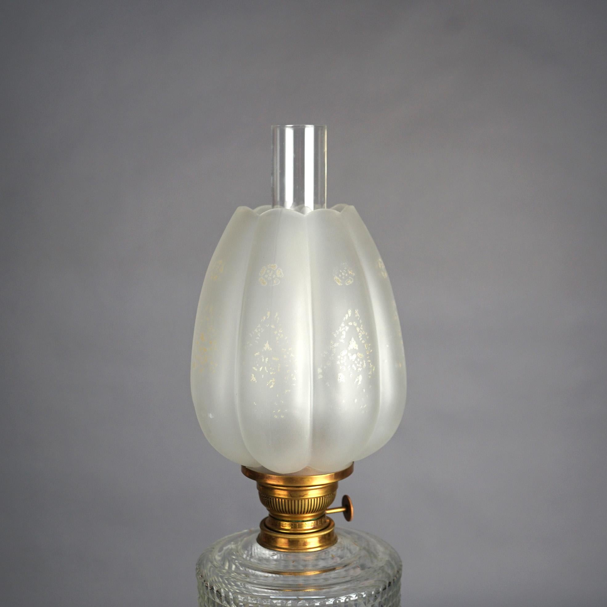 Antike neoklassizistische Öllampe aus Bronze mit geblümtem Ripple-Glasschirm, um 1890 im Zustand „Gut“ im Angebot in Big Flats, NY