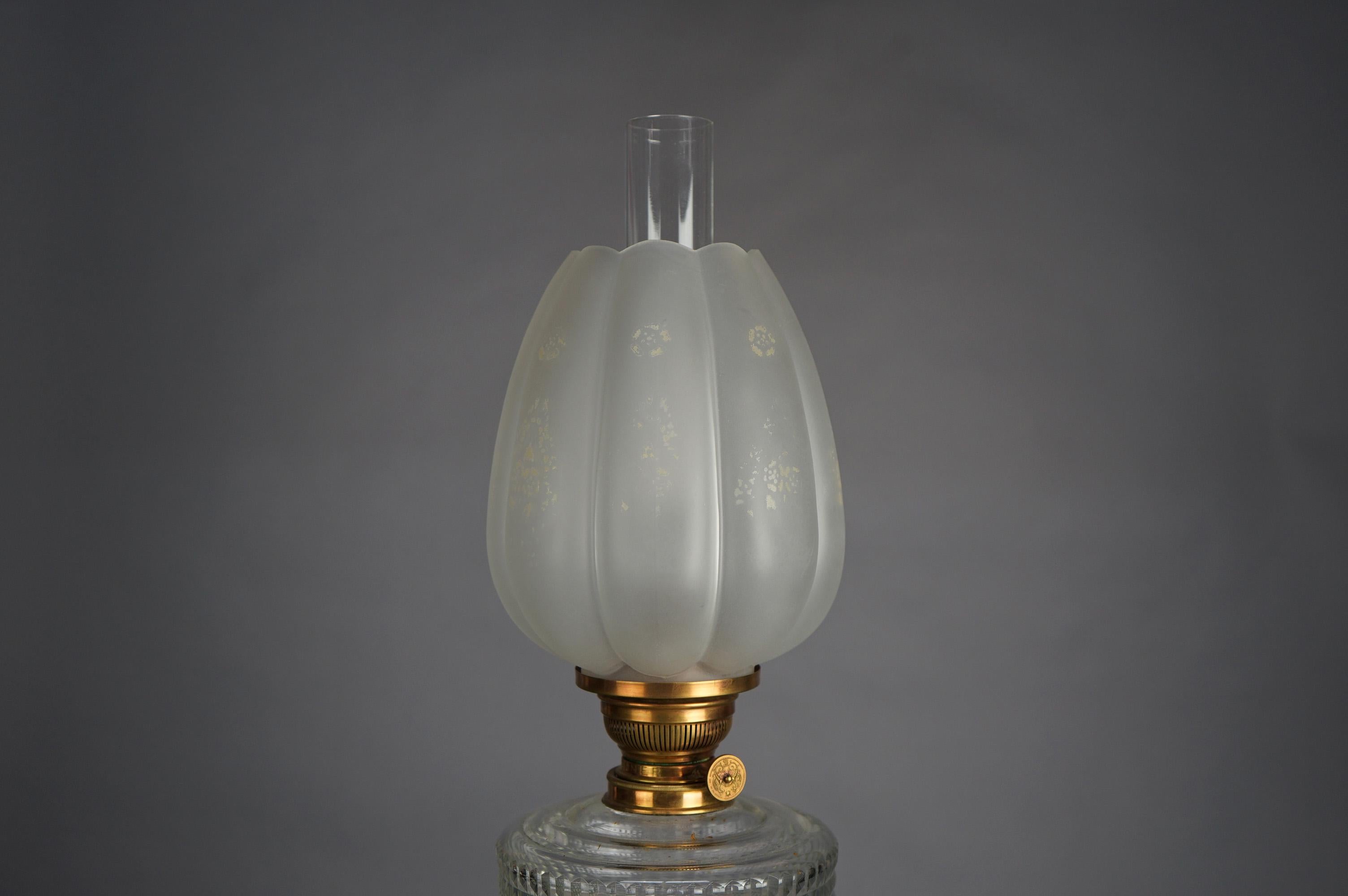 XIXe siècle Lampe à huile néoclassique ancienne en bronze avec abat-jour en verre à volutes florales C1890