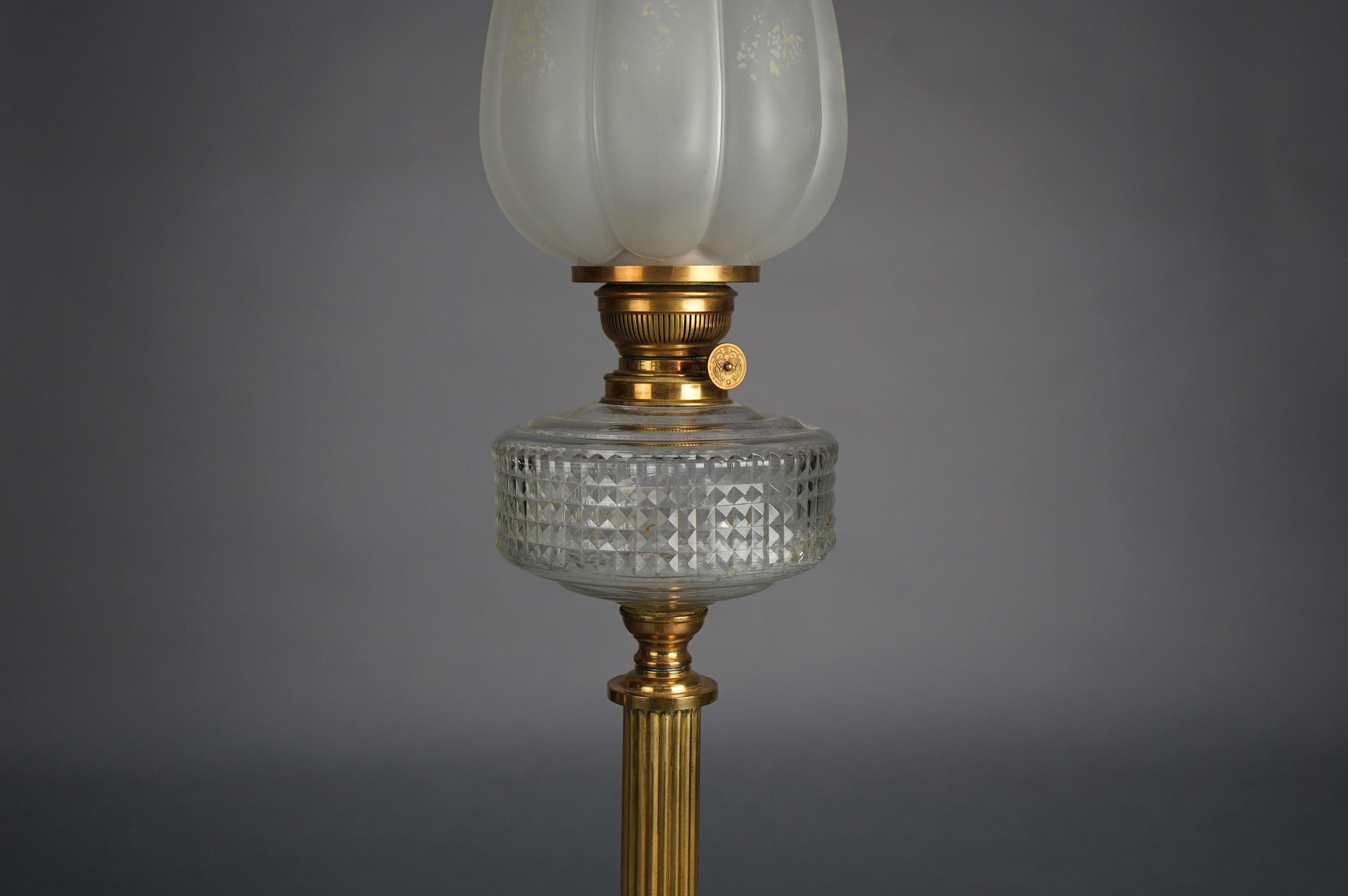 Bronze Lampe à huile néoclassique ancienne en bronze avec abat-jour en verre à volutes florales C1890