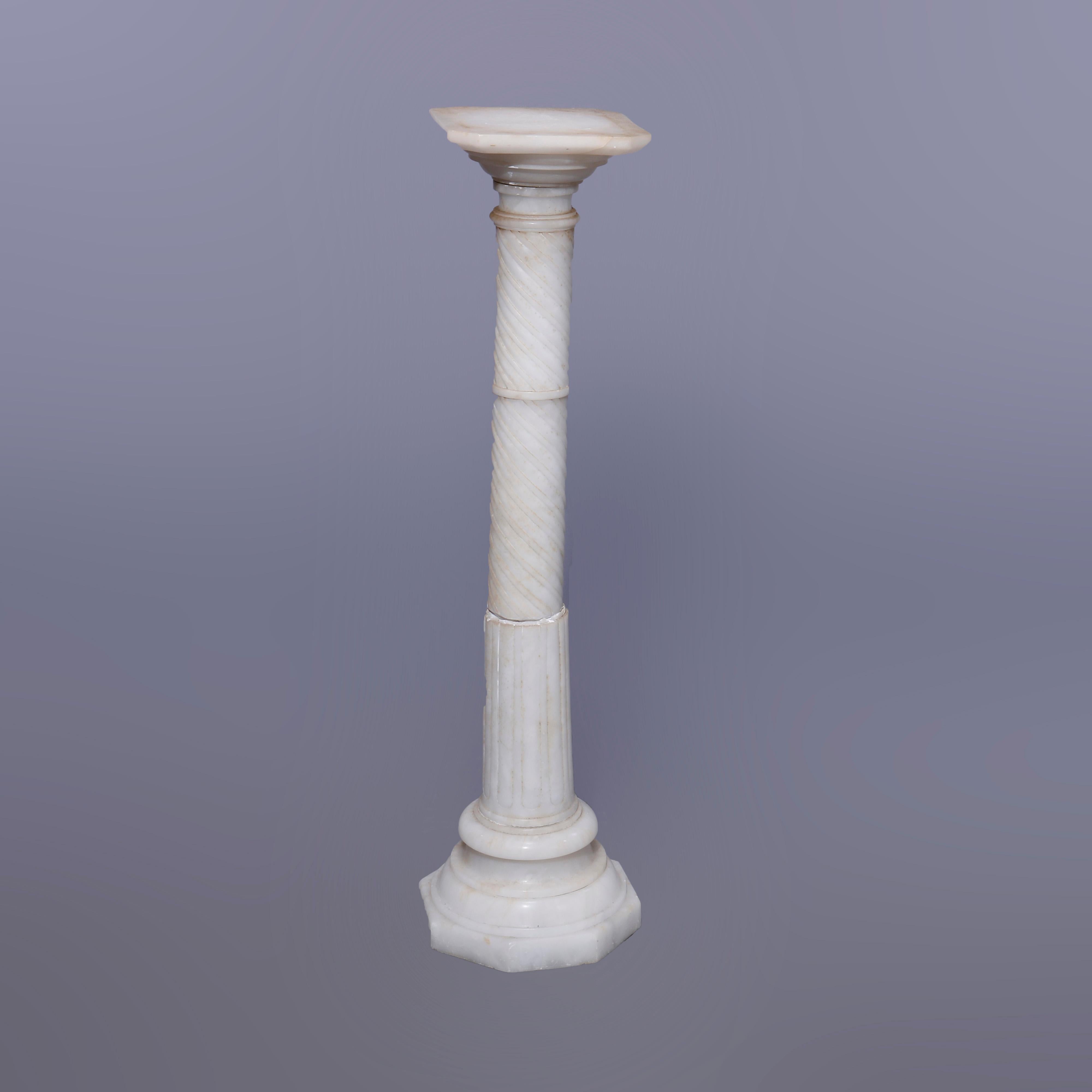 Ein antiker neoklassizistischer Skulpturensockel bietet eine geschnitzte Alabasterkonstruktion mit abgeschnittener Eckdarstellung über einer Seildrehsäule, erhöht auf einem abgestuften Sockel mit achteckigem Fuß, um 1890

Maße - 39,5''h x 10''b x