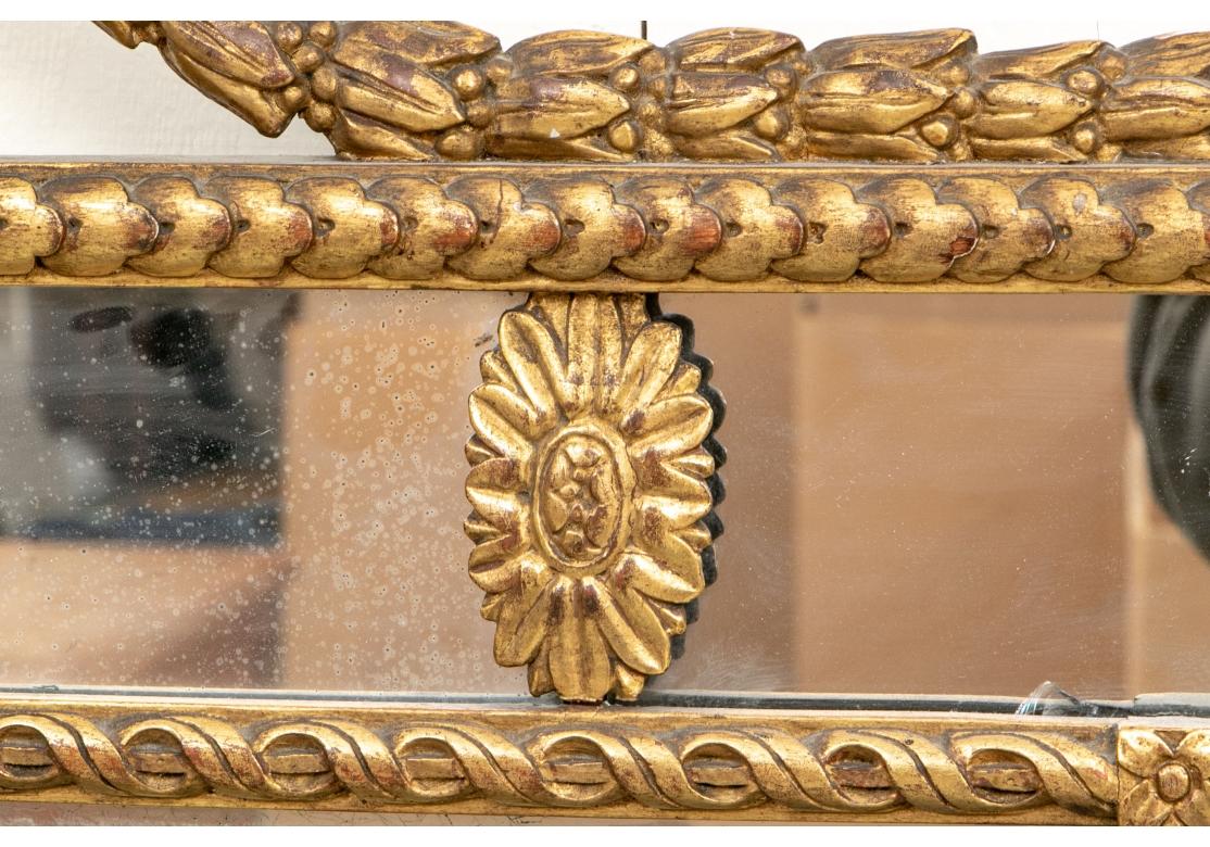 Miroir néoclassique ancien sculpté et doré Bon état - En vente à Bridgeport, CT