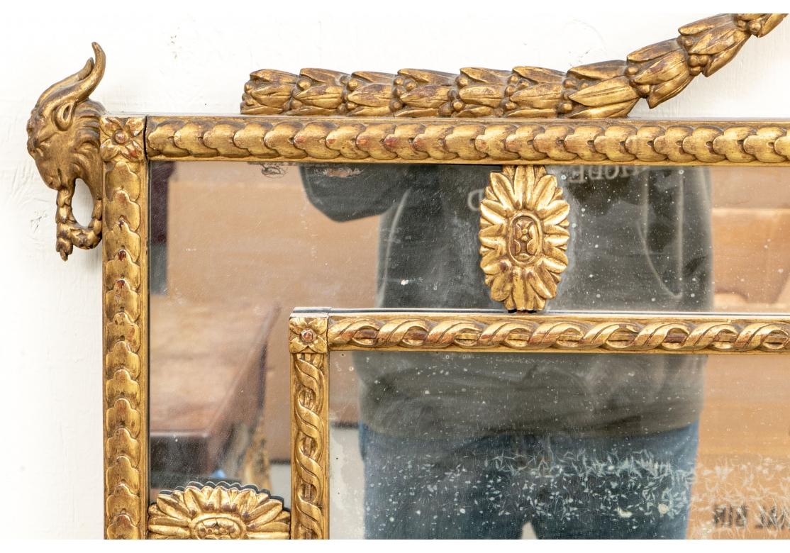 XIXe siècle Miroir néoclassique ancien sculpté et doré en vente