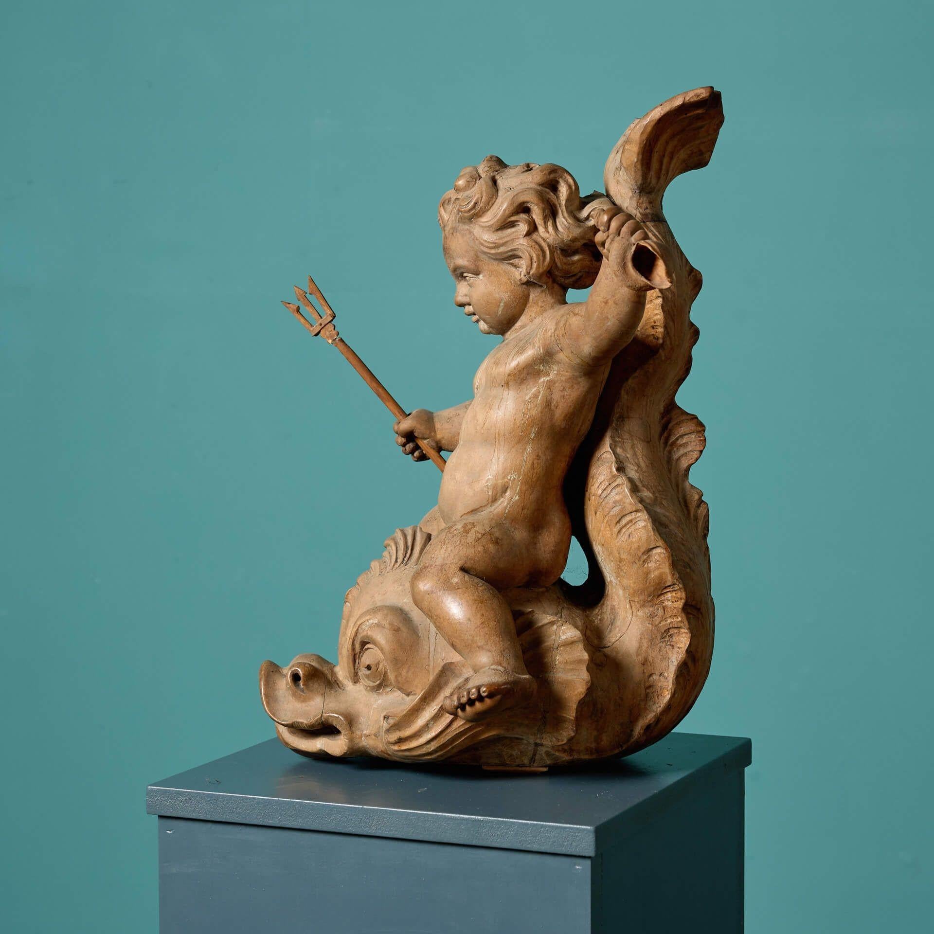 Antiker neoklassischer geschnitzter Cherub und Delphin (Handgeschnitzt) im Angebot
