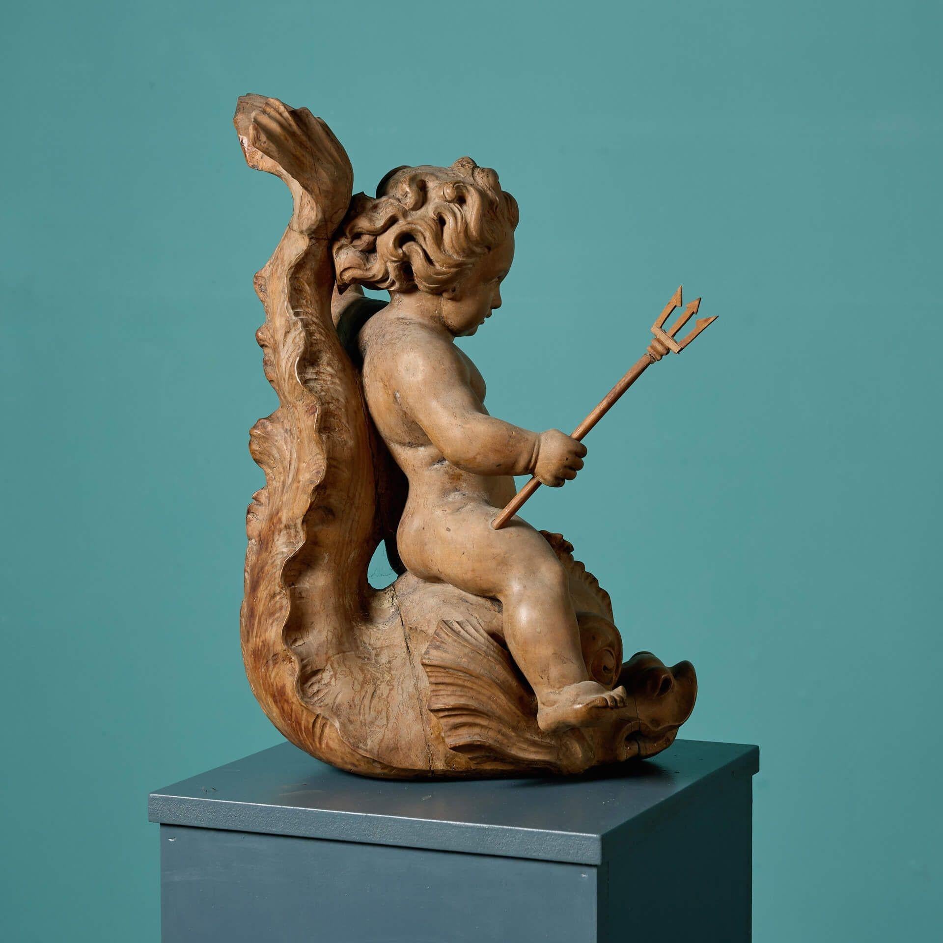Antiker neoklassischer geschnitzter Cherub und Delphin (19. Jahrhundert) im Angebot