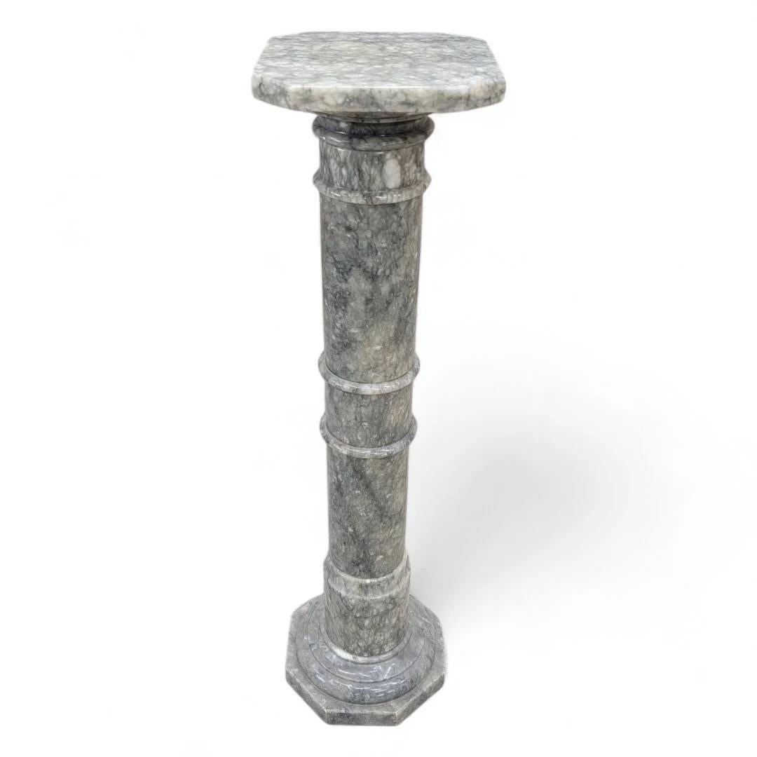 Escultura neoclásica antigua de mármol gris tallado Pedestal de exposición Desconocido en venta