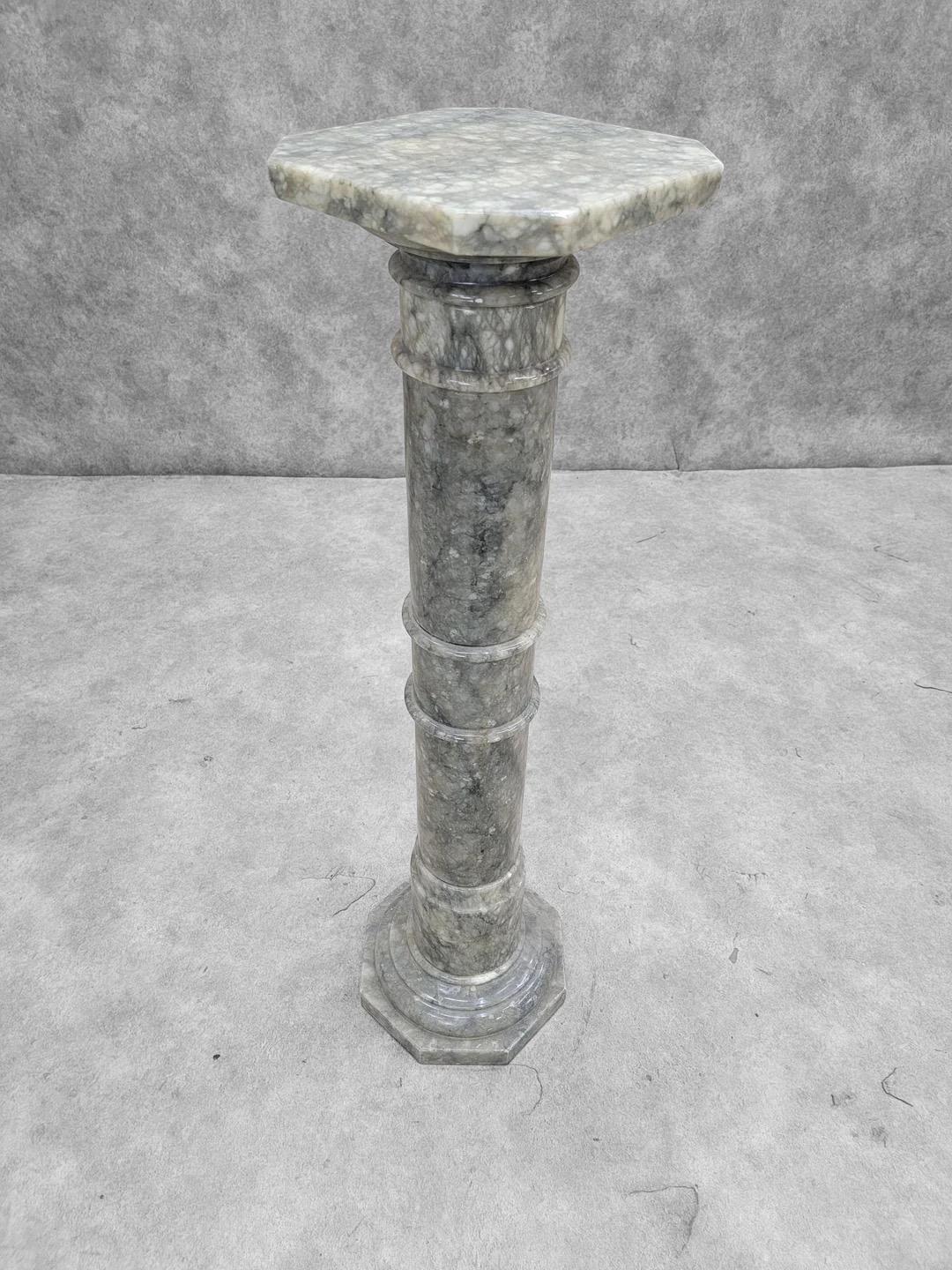 Escultura neoclásica antigua de mármol gris tallado Pedestal de exposición en Bueno estado para la venta en Chicago, IL