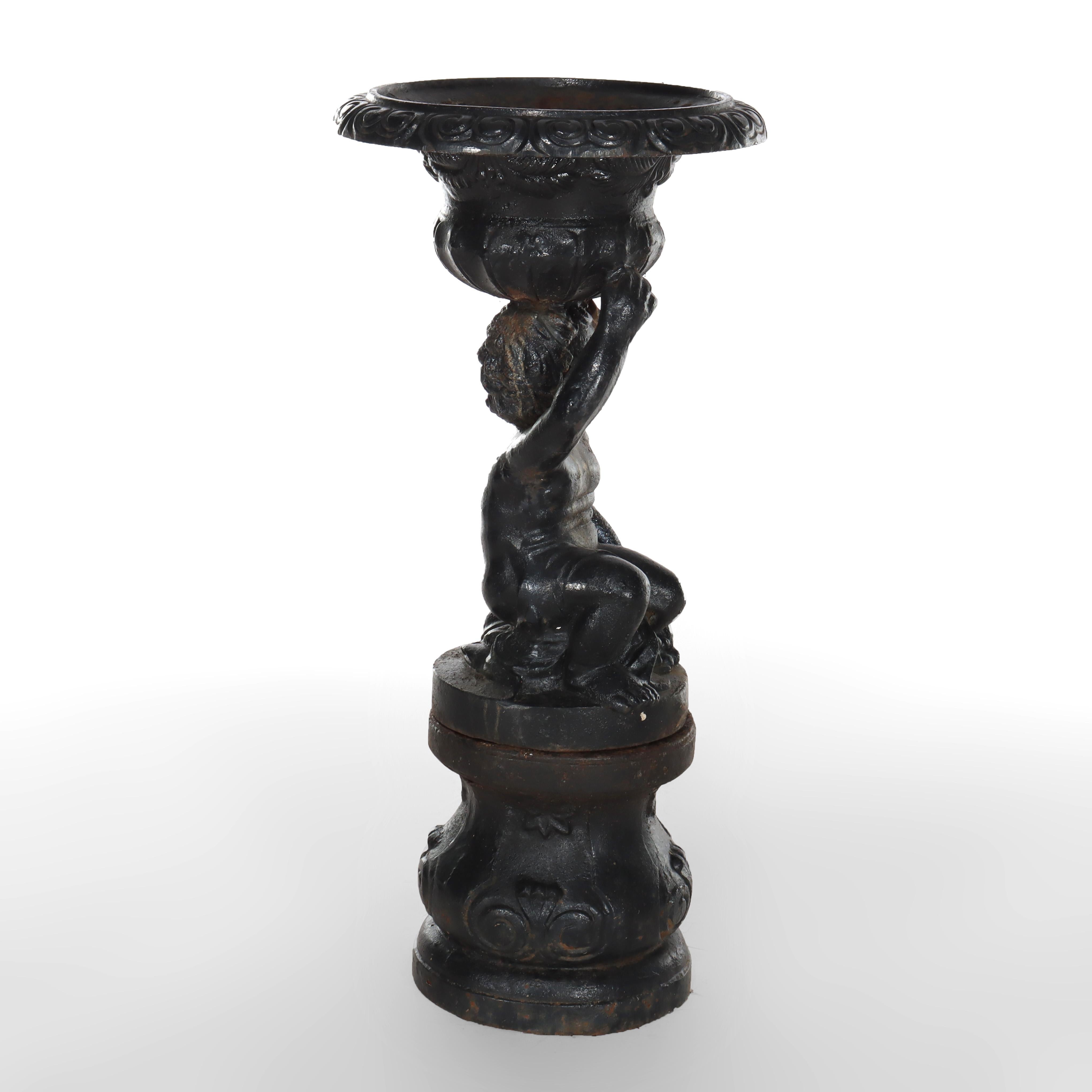 Urne de jardin à chérubin en fonte néoclassique C1890 en vente 5