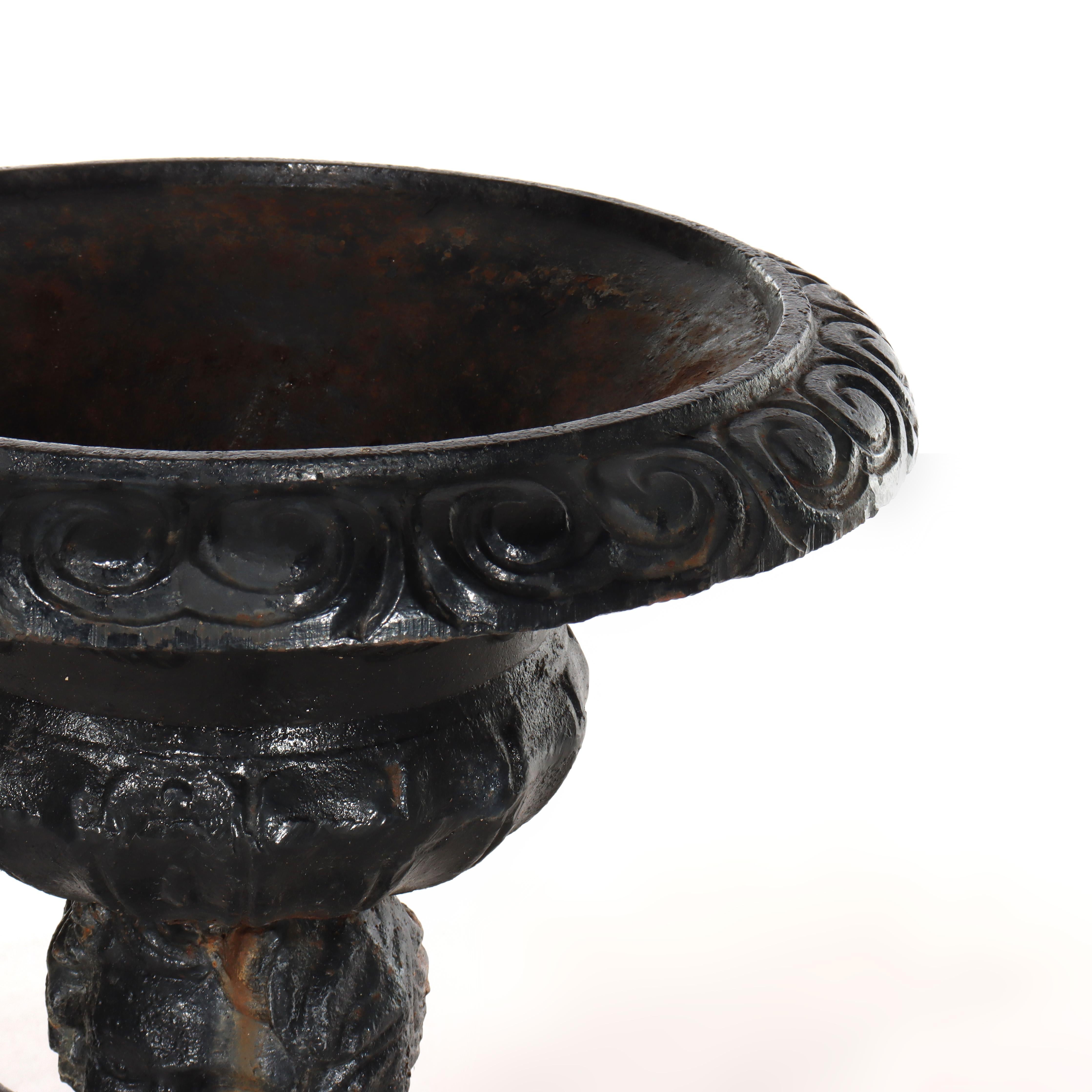 XIXe siècle Urne de jardin à chérubin en fonte néoclassique C1890 en vente