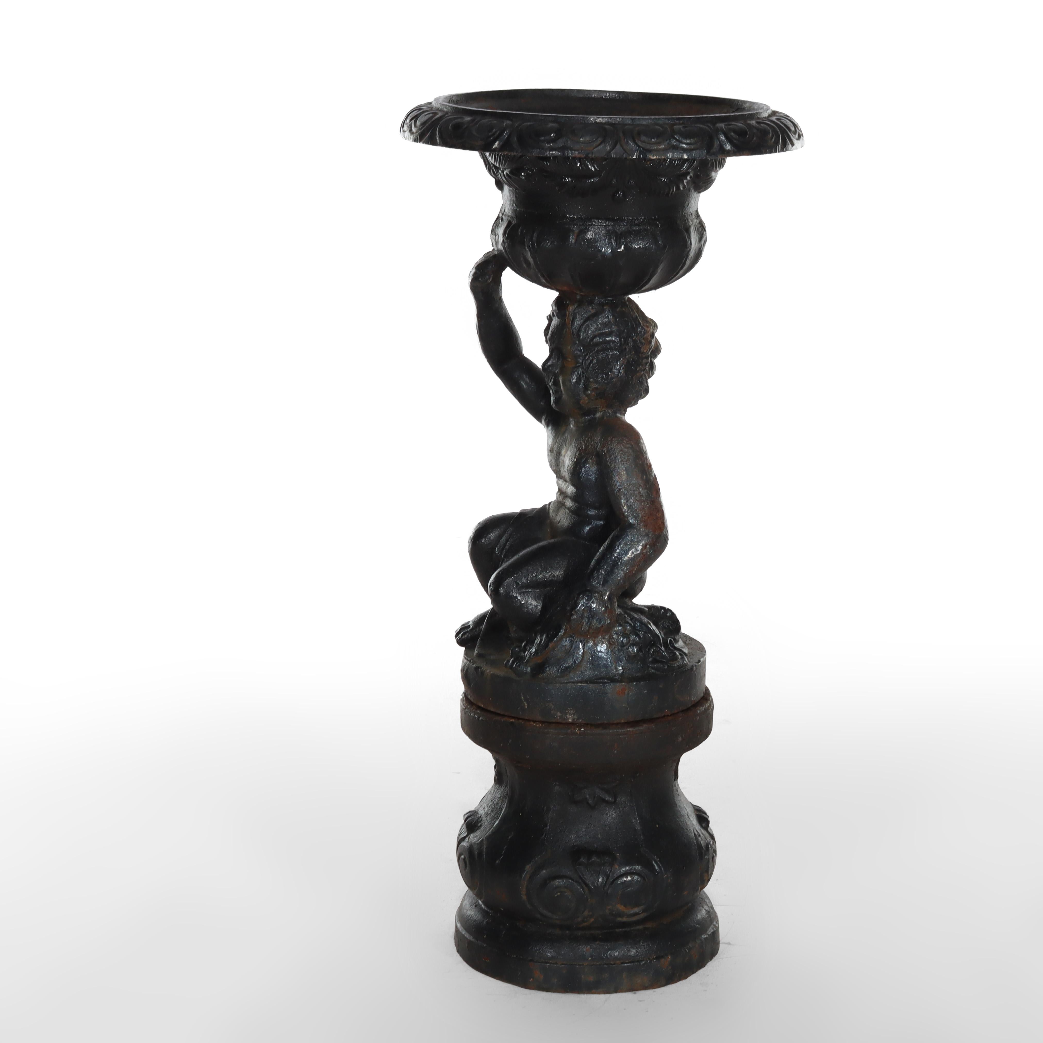 Urne de jardin à chérubin en fonte néoclassique C1890 en vente 1