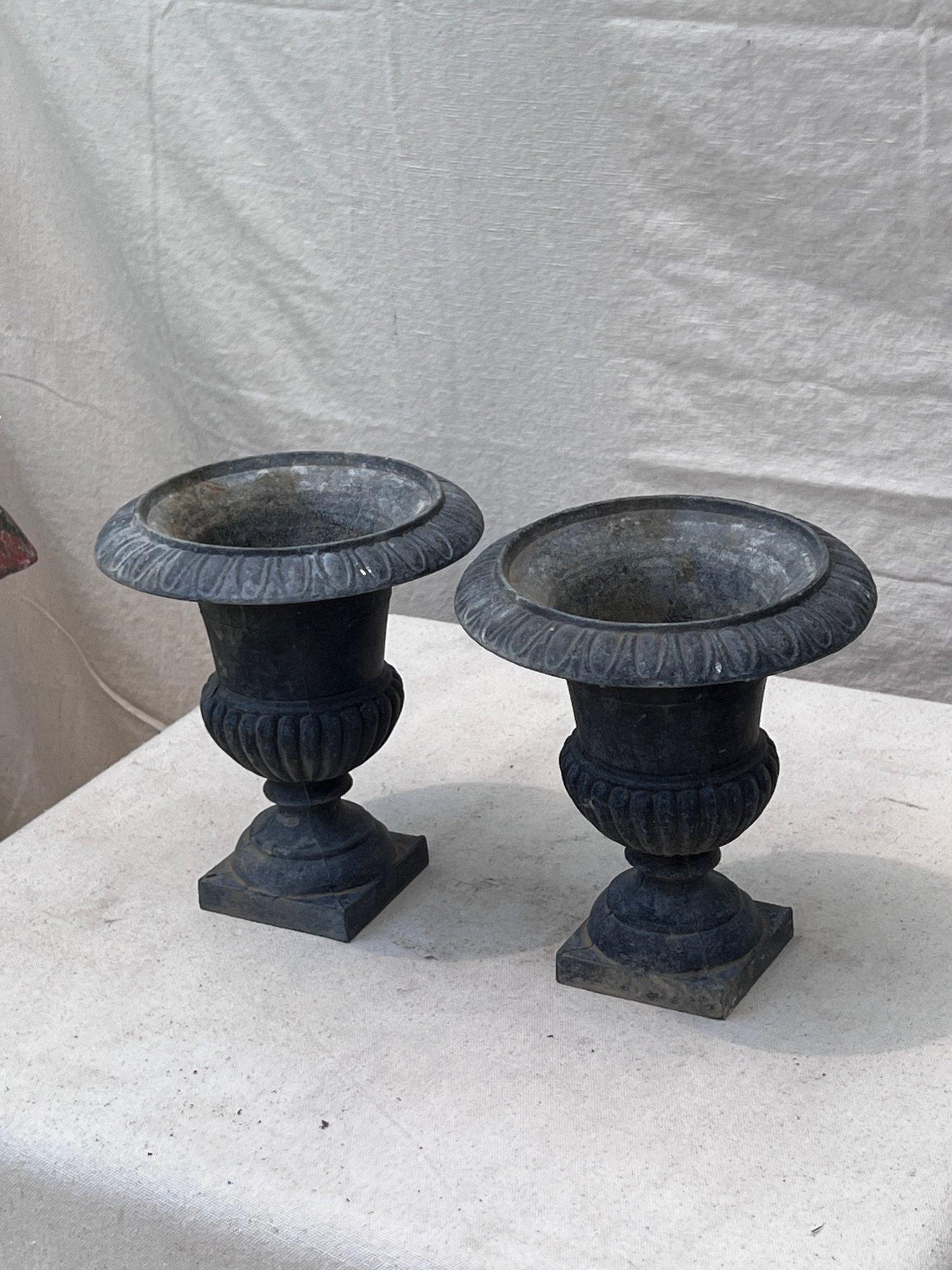 Antike neoklassizistische Urnen-Pflanzgefäße oder Jardiniere aus Gusseisen oder Gusseisen, 2er-Set (Französisch) im Angebot